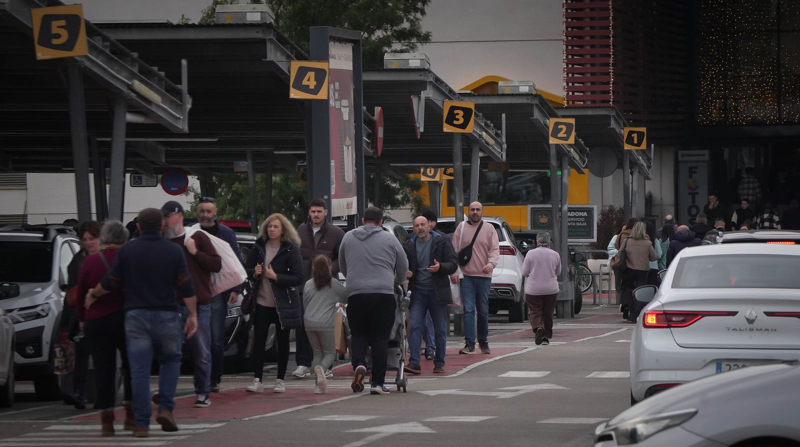 Imágenes de la gran afluencia de vehículos a los centros comerciales en Jerez