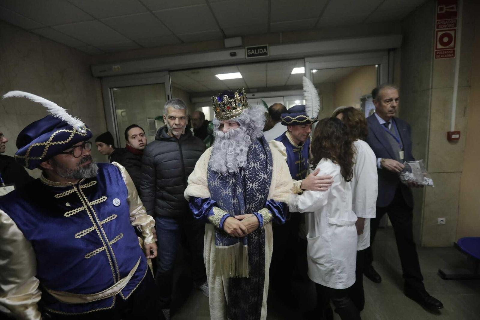 Los Reyes Magos de Cádiz visitan el hospital Puerta del Mar