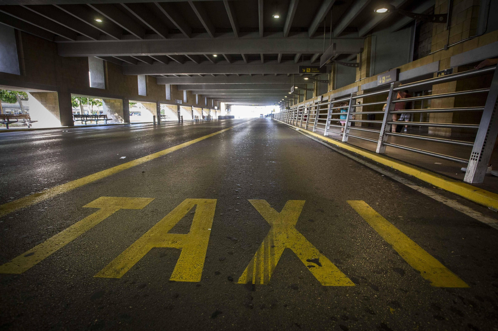 La parada del aeropuerto, vacía la tarde de este lunes.