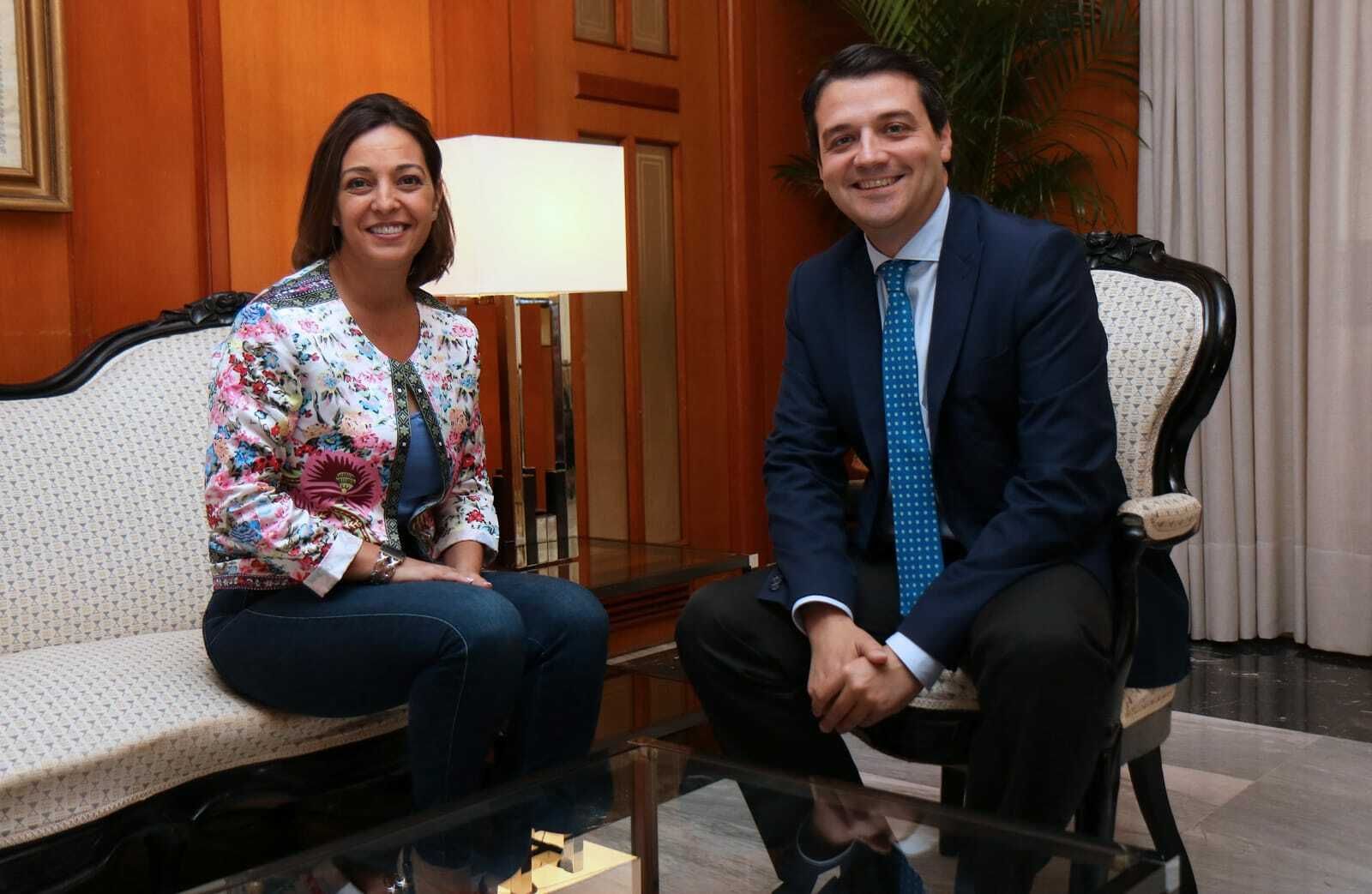 El alcalde, durante su reunión con la portavoz del PSOE en el Ayuntamiento, Isabel Ambrosio.