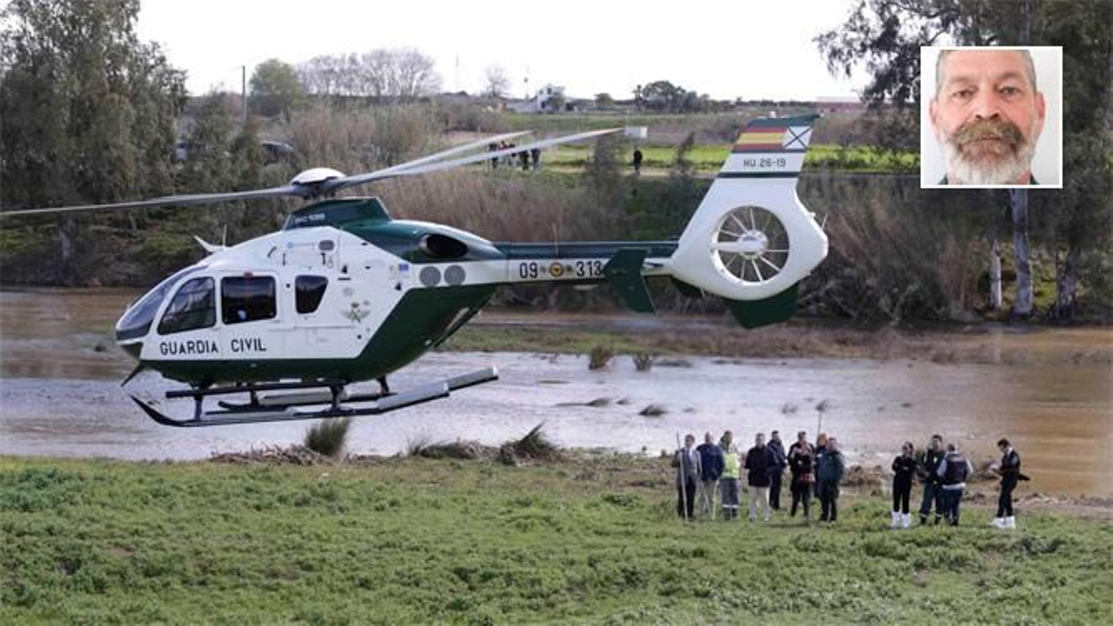 El helicóptero de la Guardia Civil traslada el cadáver del agente fallecido. Arriba a la derecha, el cabo Diego Díaz