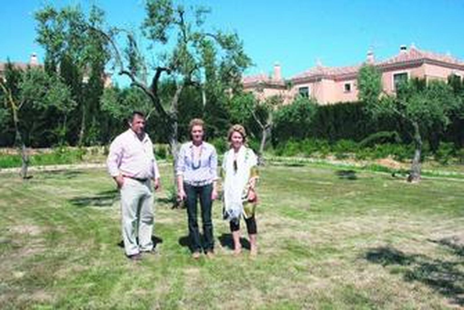 A la derecha, Helena Romero, concejal de Cultura, en el Bosque de los Libros.