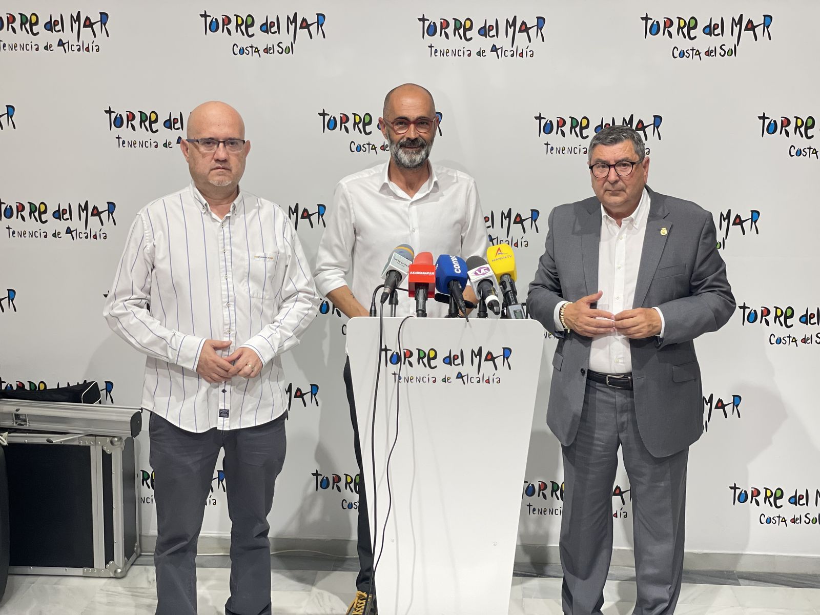 El alcalde de Vélez - Málaga, el teniente de alcalde y el concejal de Infraestructura explicando la actuación