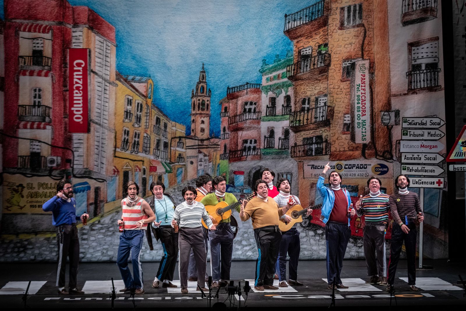 La chirigota 'Los busca pagas' sobre el escenario del teatro Falla