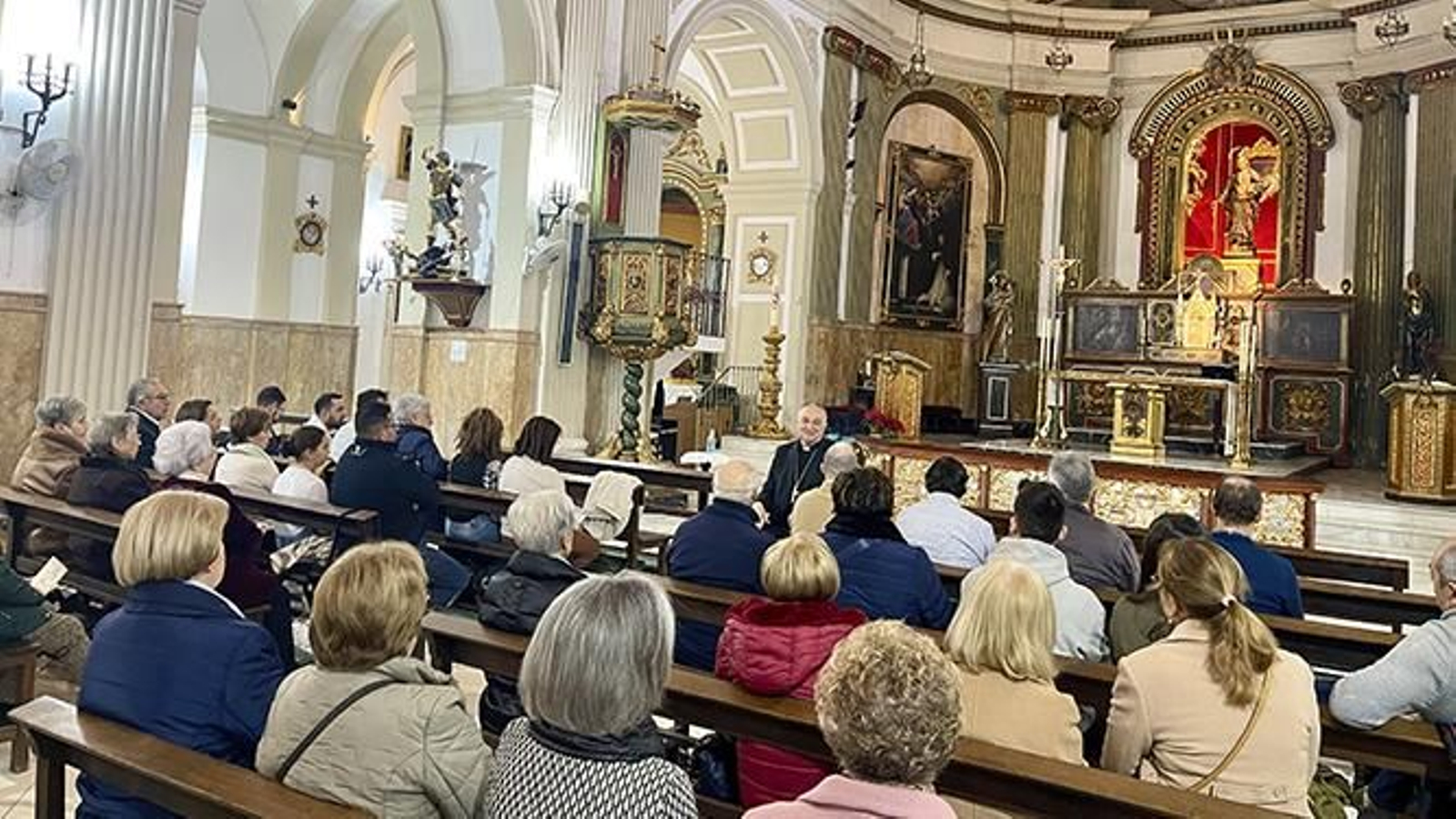 Feligreses celebrando la visita del obispo
