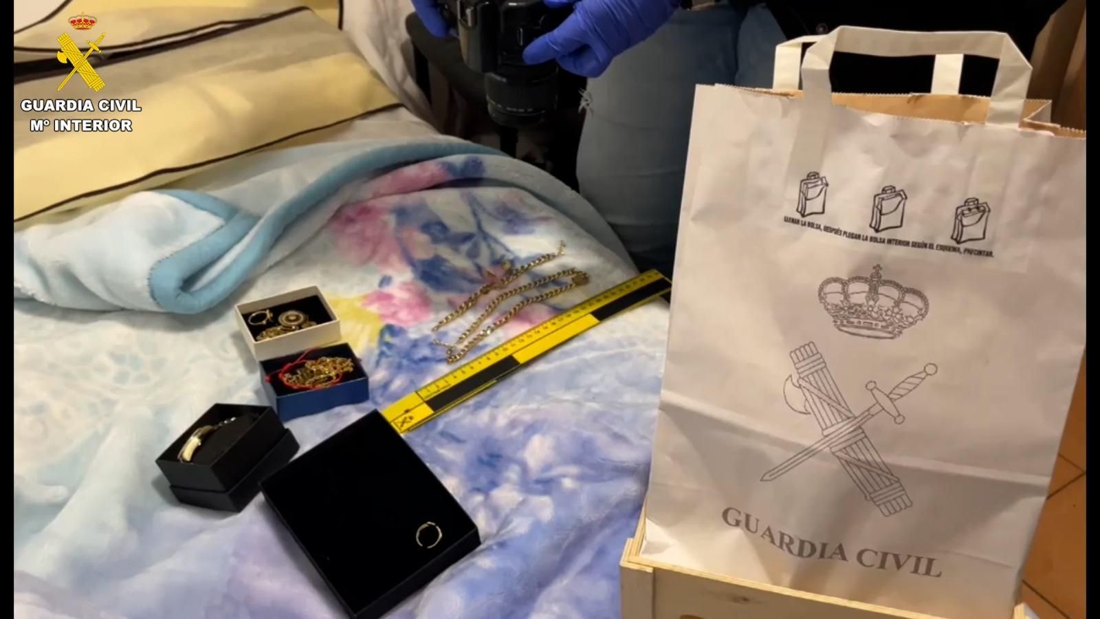 Algunos de los efectos intervenidos por la Guardia Civil durante uno de los registros domiciliarios.