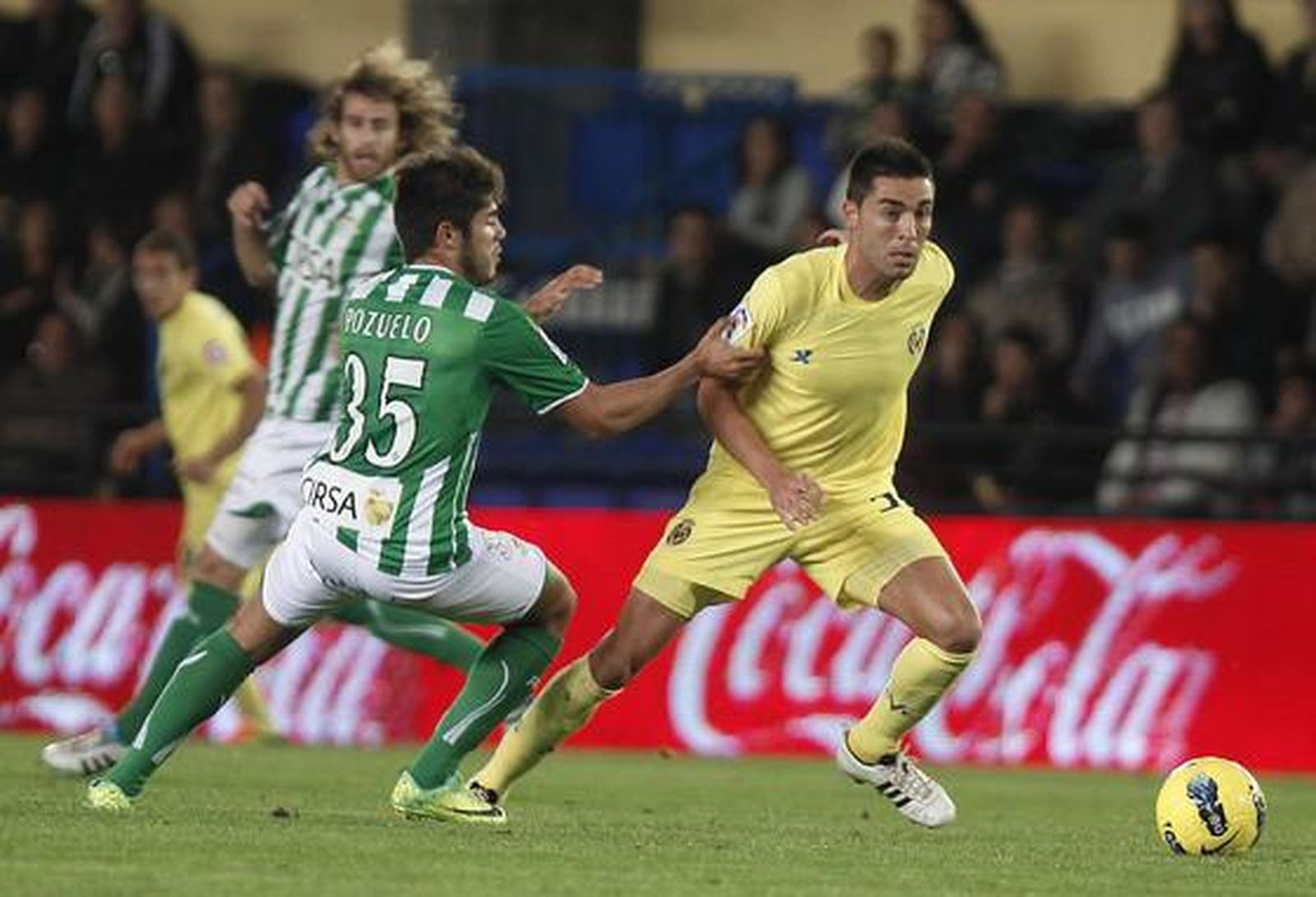 El centrocampista del Villarreal CF, Bruno Soriano (d), intenta marcharse del delantero del Real Betis, Alejandro Pozuelo (i).  Foto: EFE