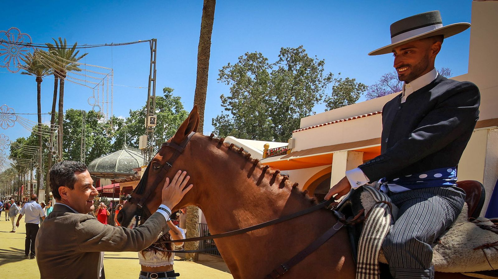 Juanma Moreno se pasea por la feria de Jerez 2023