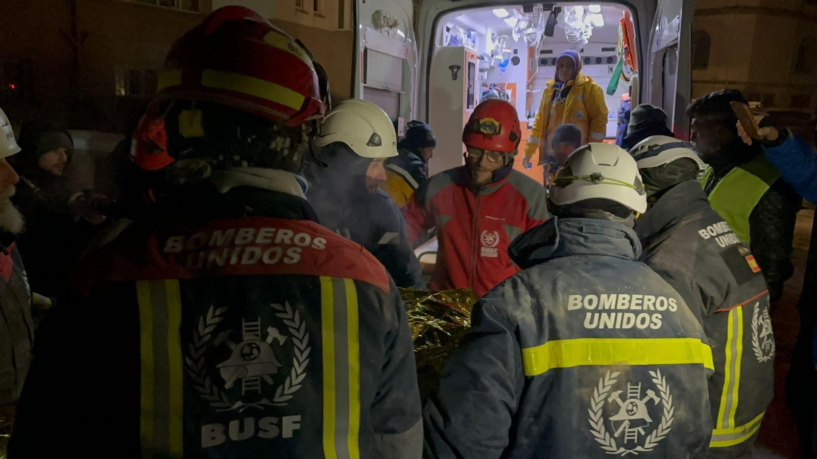 El rescate de una mujer con vida en el terremoto de Turquía por los bomberos de Huelva