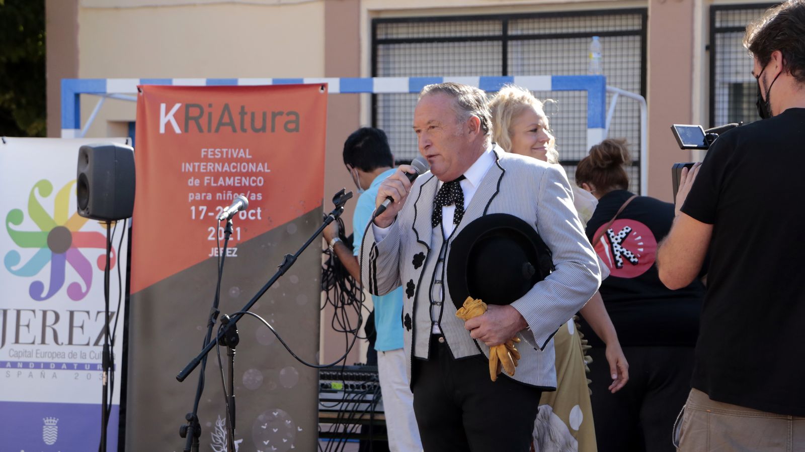Imágenes del expectáculo de la Real Escuela y Paco Cepero en el colegio Luis Vives
