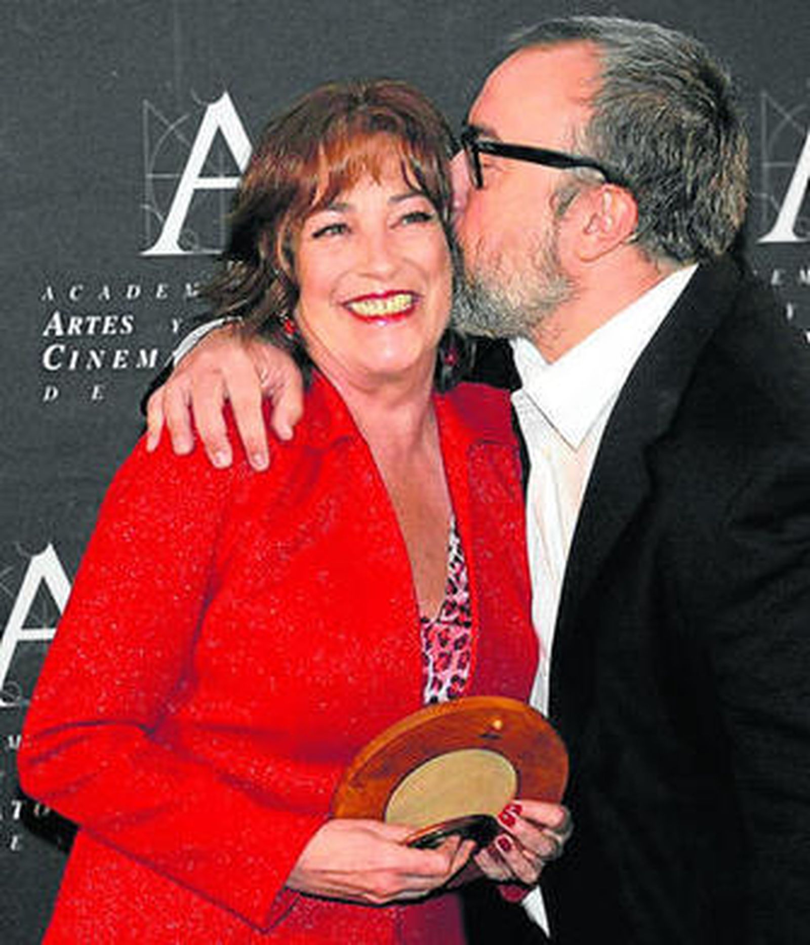 Álex de la Iglesia felicita a Carmen Maura por su reconocimiento.