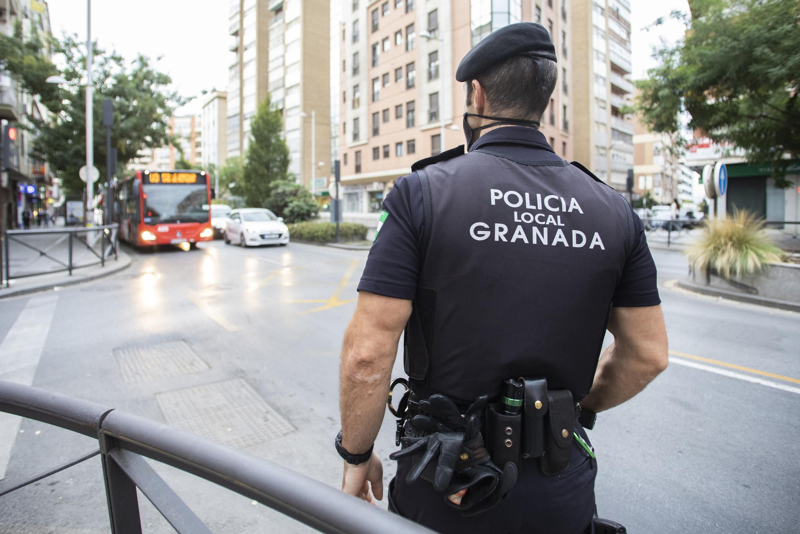 Retiran 10.000 kilos de escombros y enseres de una zona pública ocupada de Granada