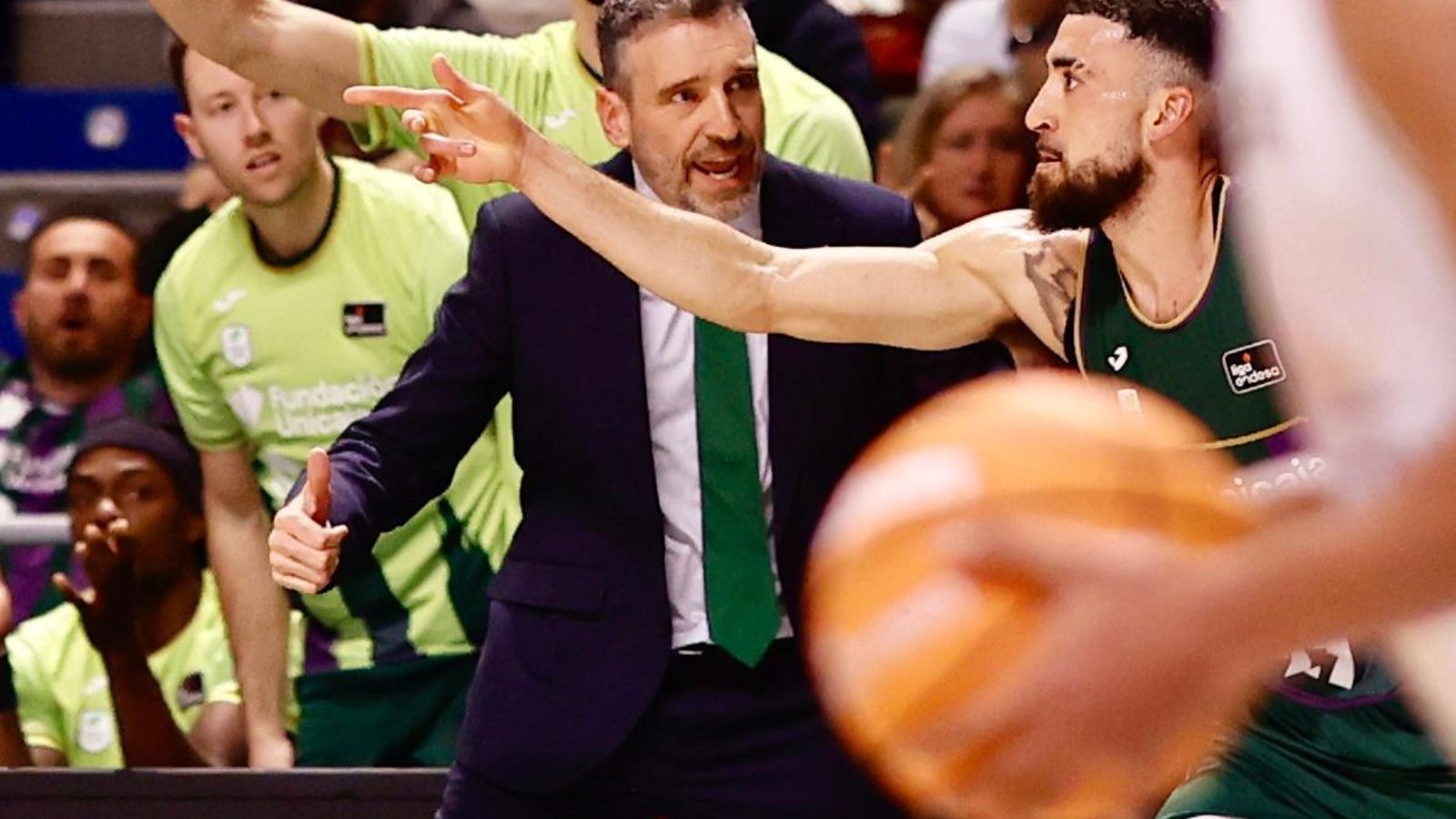 Duarte e Ibon tras una canasta del dominicano.