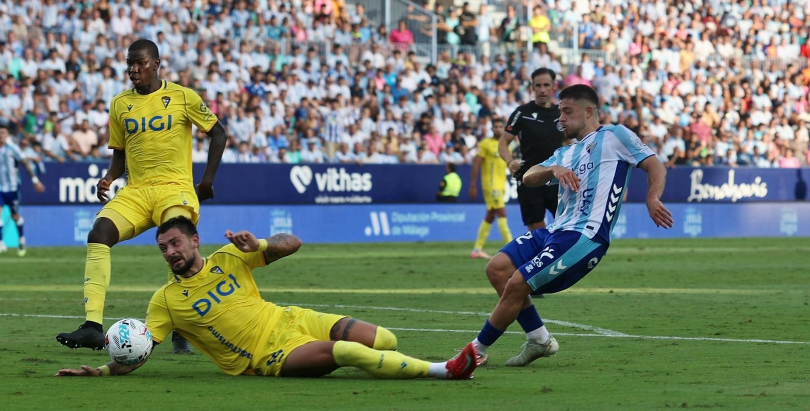 Kovacevic se tira al suelo para bloquear un remate en presencia de Moussa Diakité.