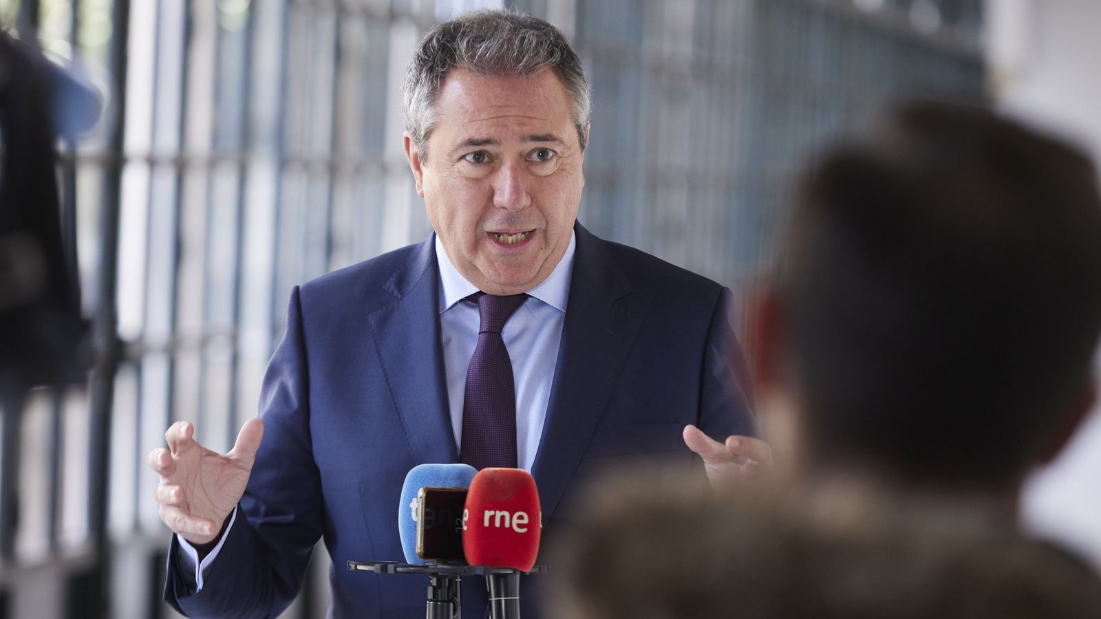 Juan Espadas en el Parlamento en la presentación de la iniciativa.