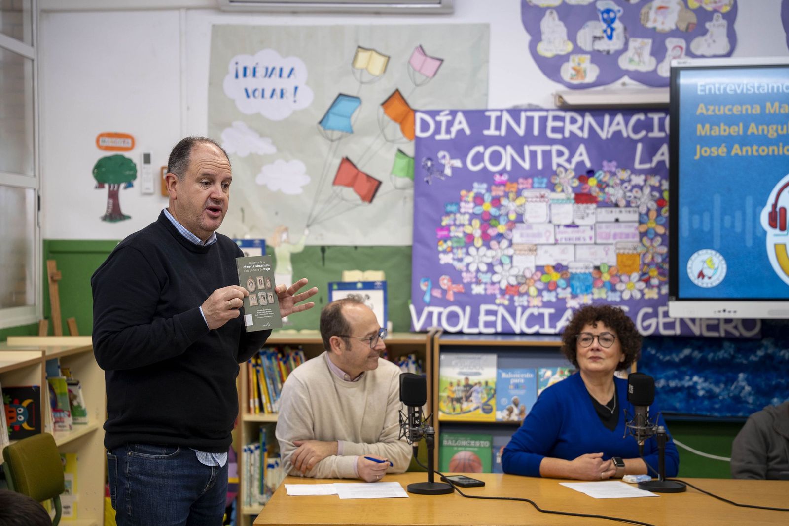 Las imágenes del estreno de la radio escolar 'Onda Alberti' y su primer programa dedicado a la ciencia
