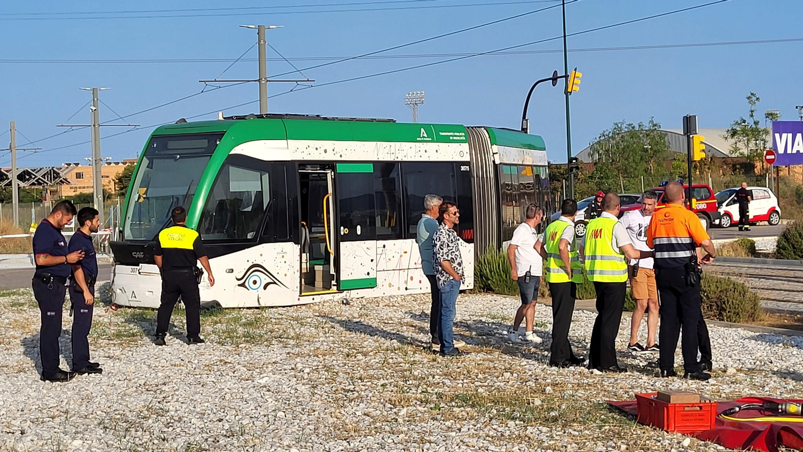 Las fotos del accidente entre el Metro de Málaga y un coche en El Cónsul