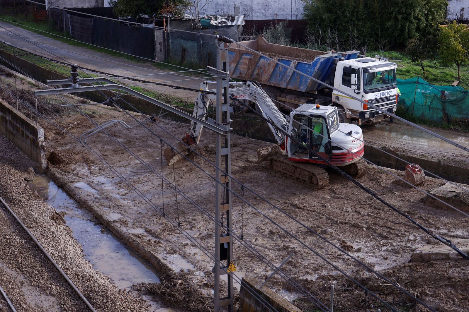 Caída de un muro de contención en Villa del Río