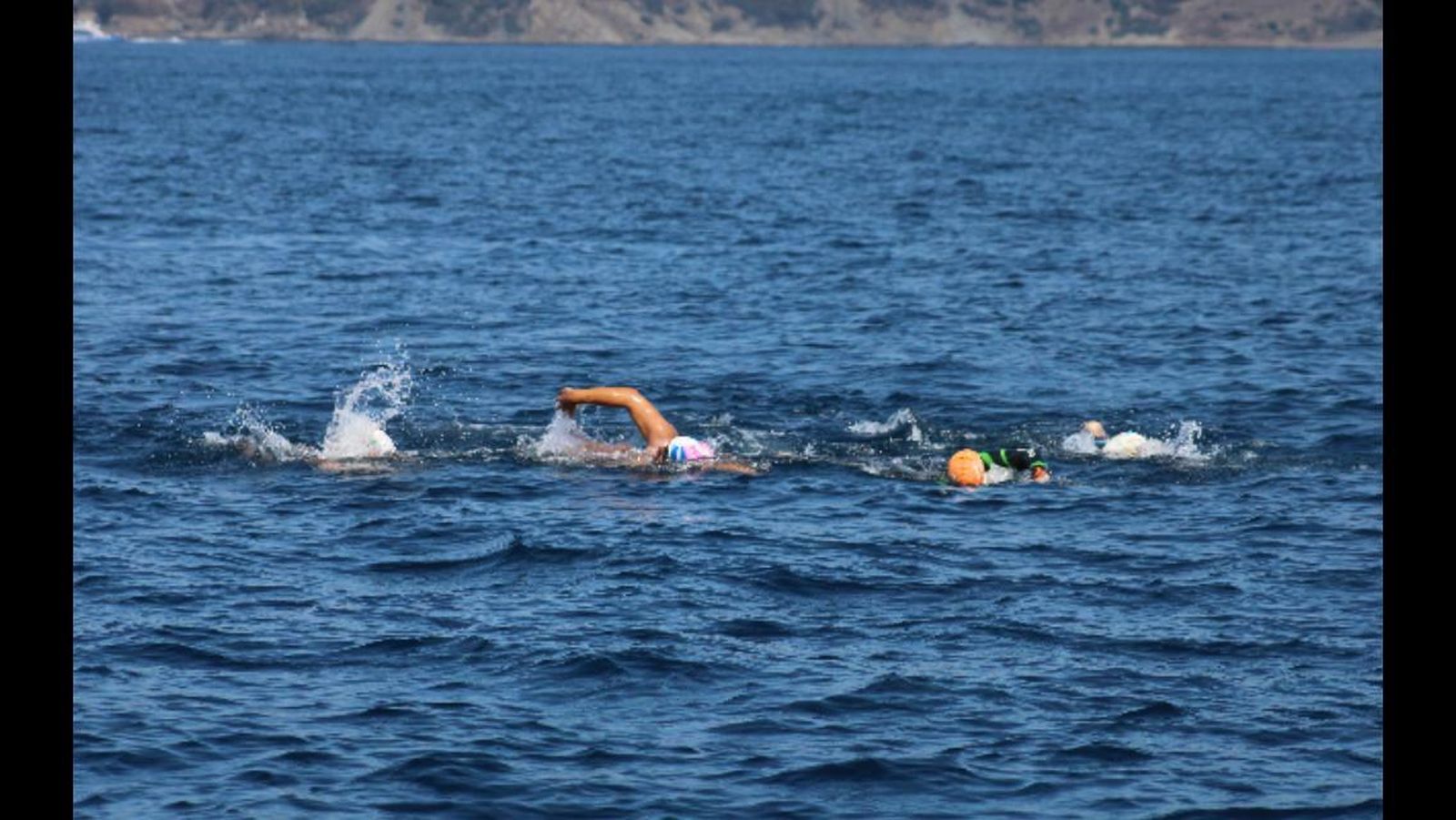 Las fotos de Cristóbal Márquez, bombero que cruzó a nado el Estrecho