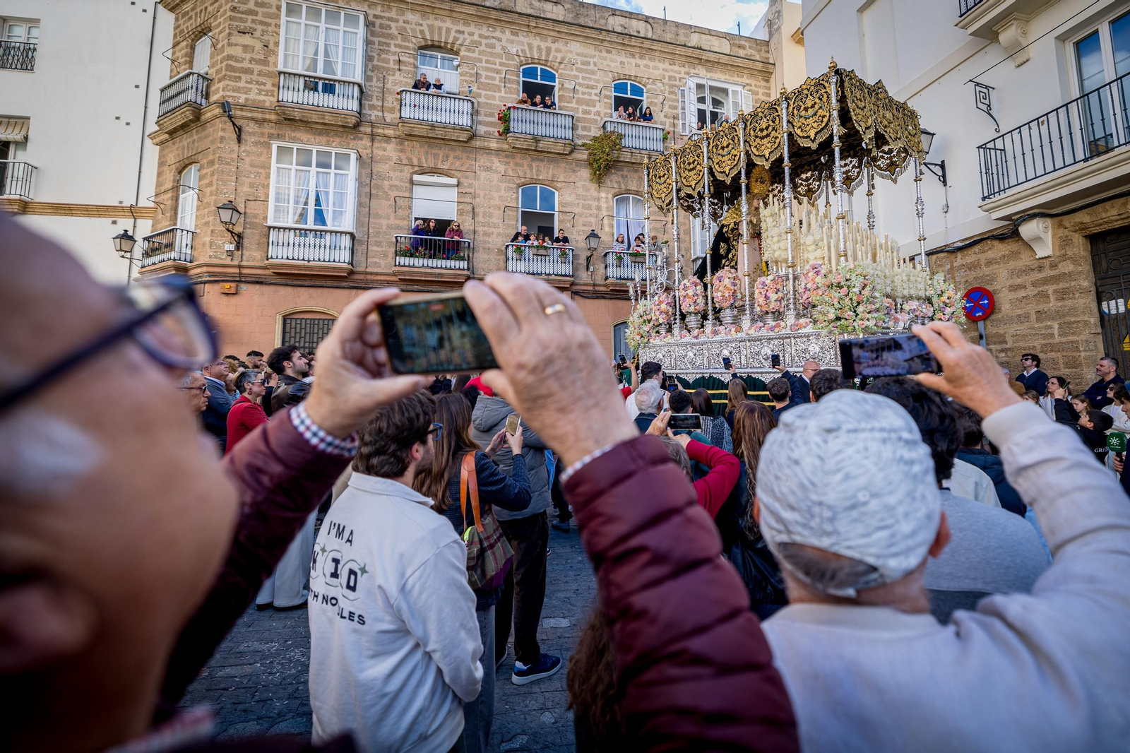 Imágenes de la salida de Cigarreras en la Semana Santa de Cádiz 2025
