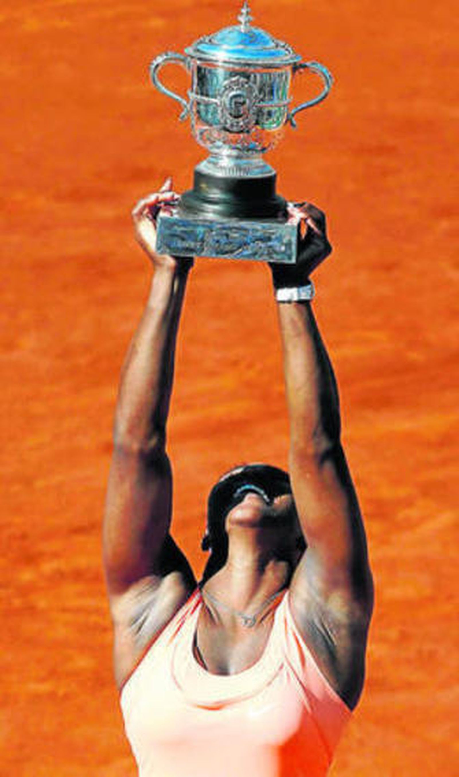 Serena Williams alza la vista y el trofeo de campeona en París.