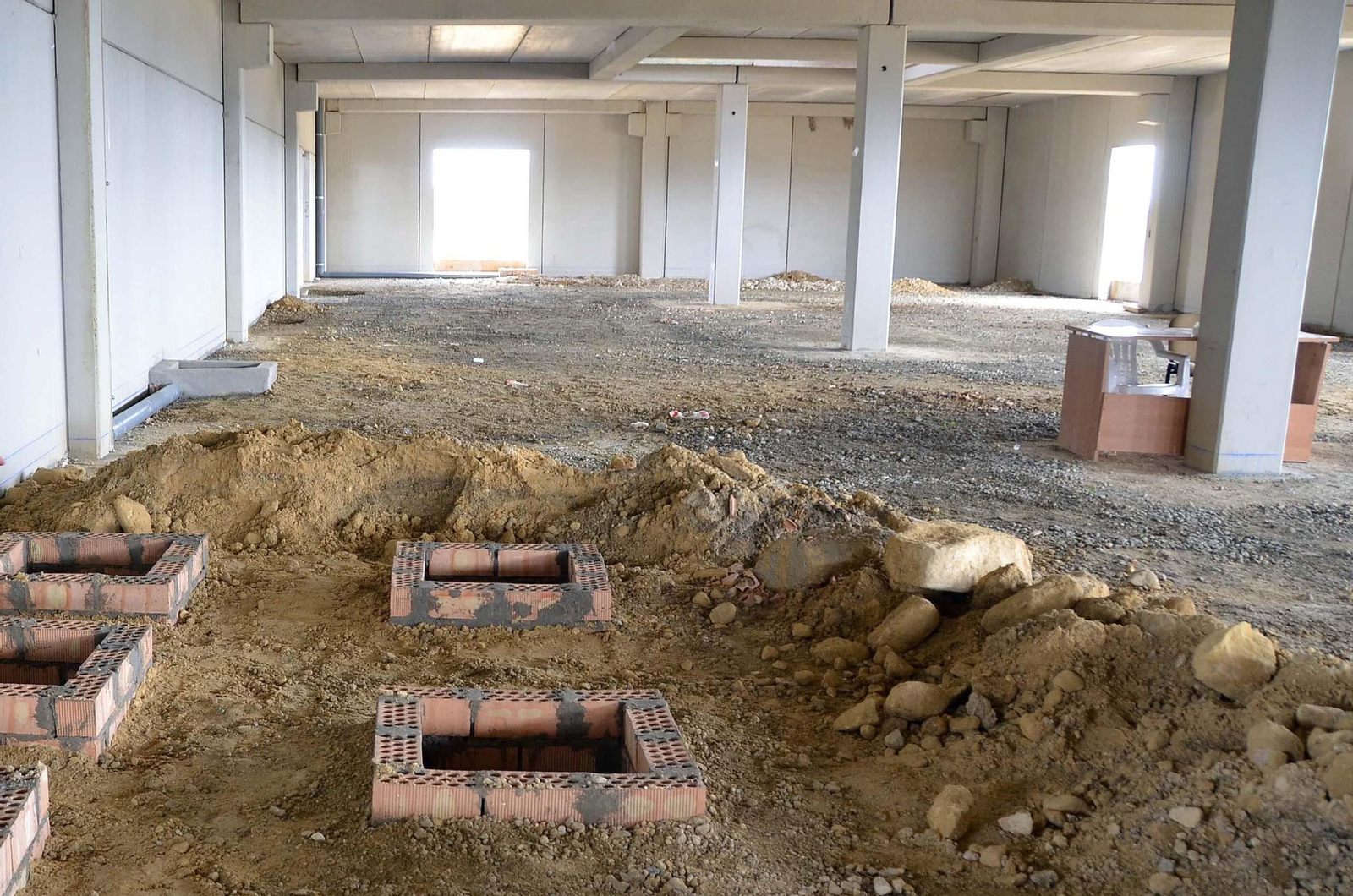 Interior de la nave que no se terminó de construir en los terrenos que se entregaron a Zahav en la Ciudad del Transporte.