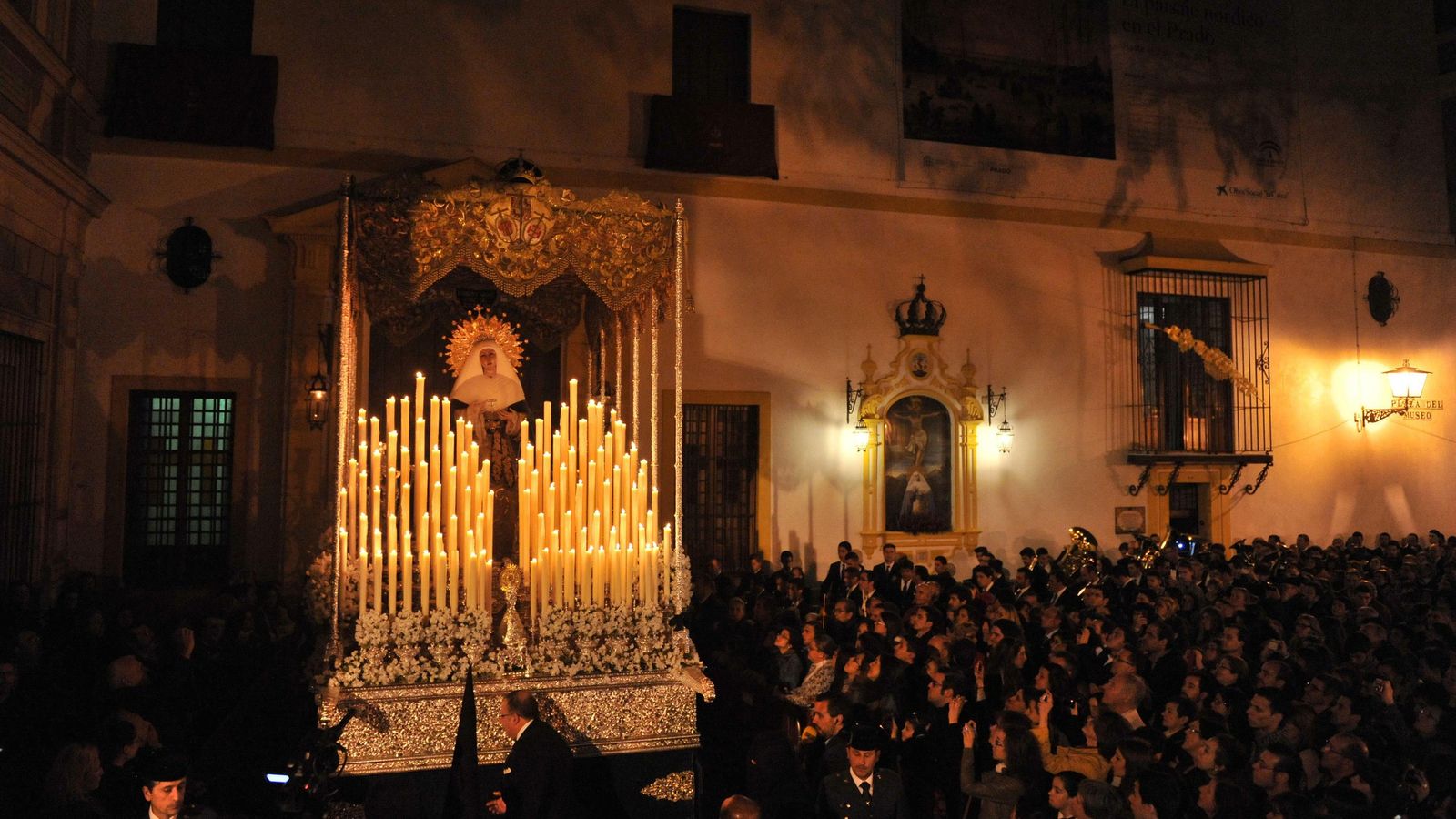 La Virgen de las Aguas saliendo de la Capilla del Museo.