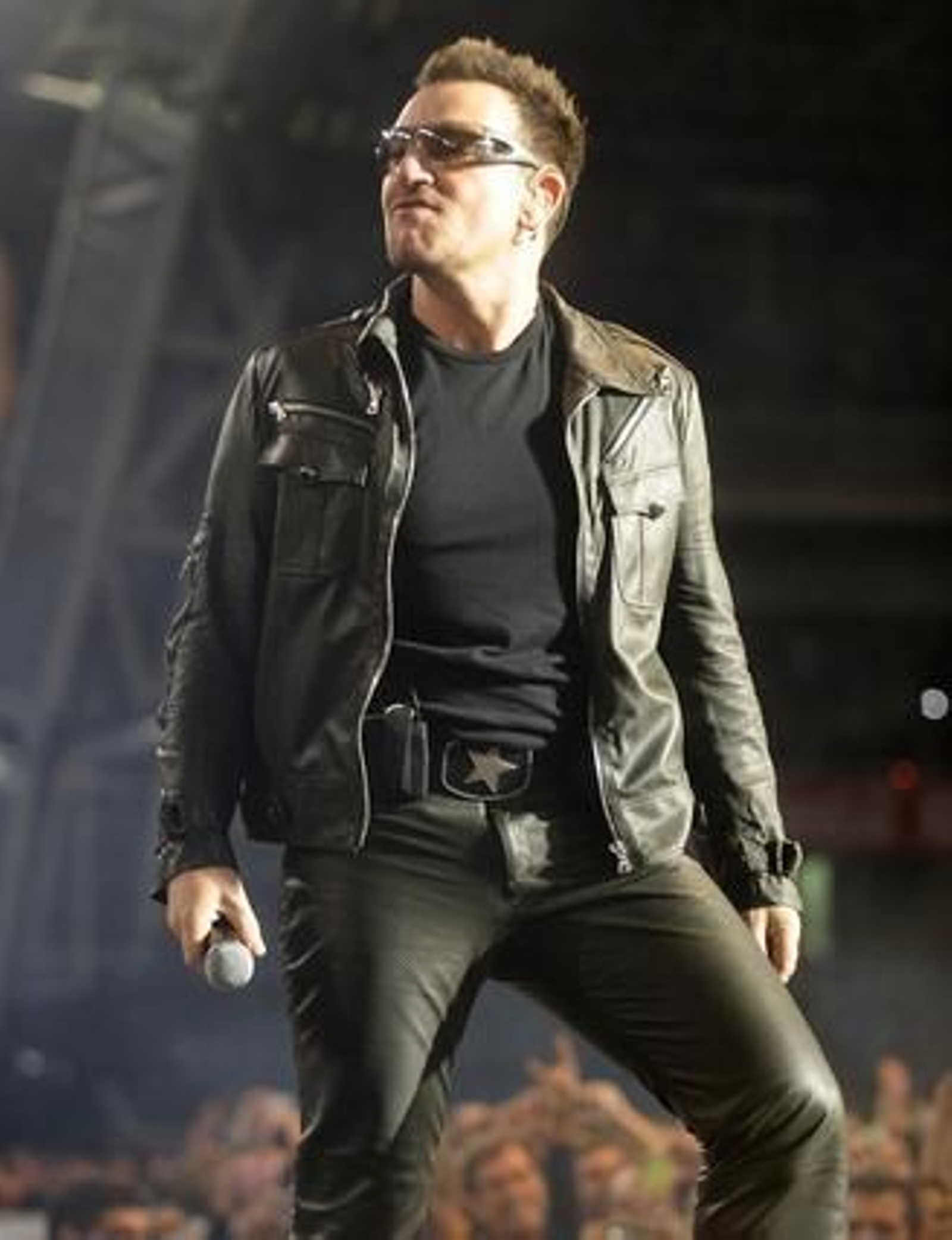 La banda irlandesa U2 convence a sus seguidores en San Sebastián. / EFE, AFP, Reuters