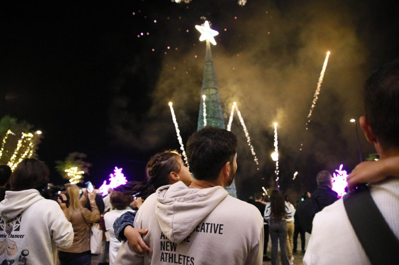 Las imágenes del encendido de la iluminación navideña en el Hospital Torrecárdenas de Almería