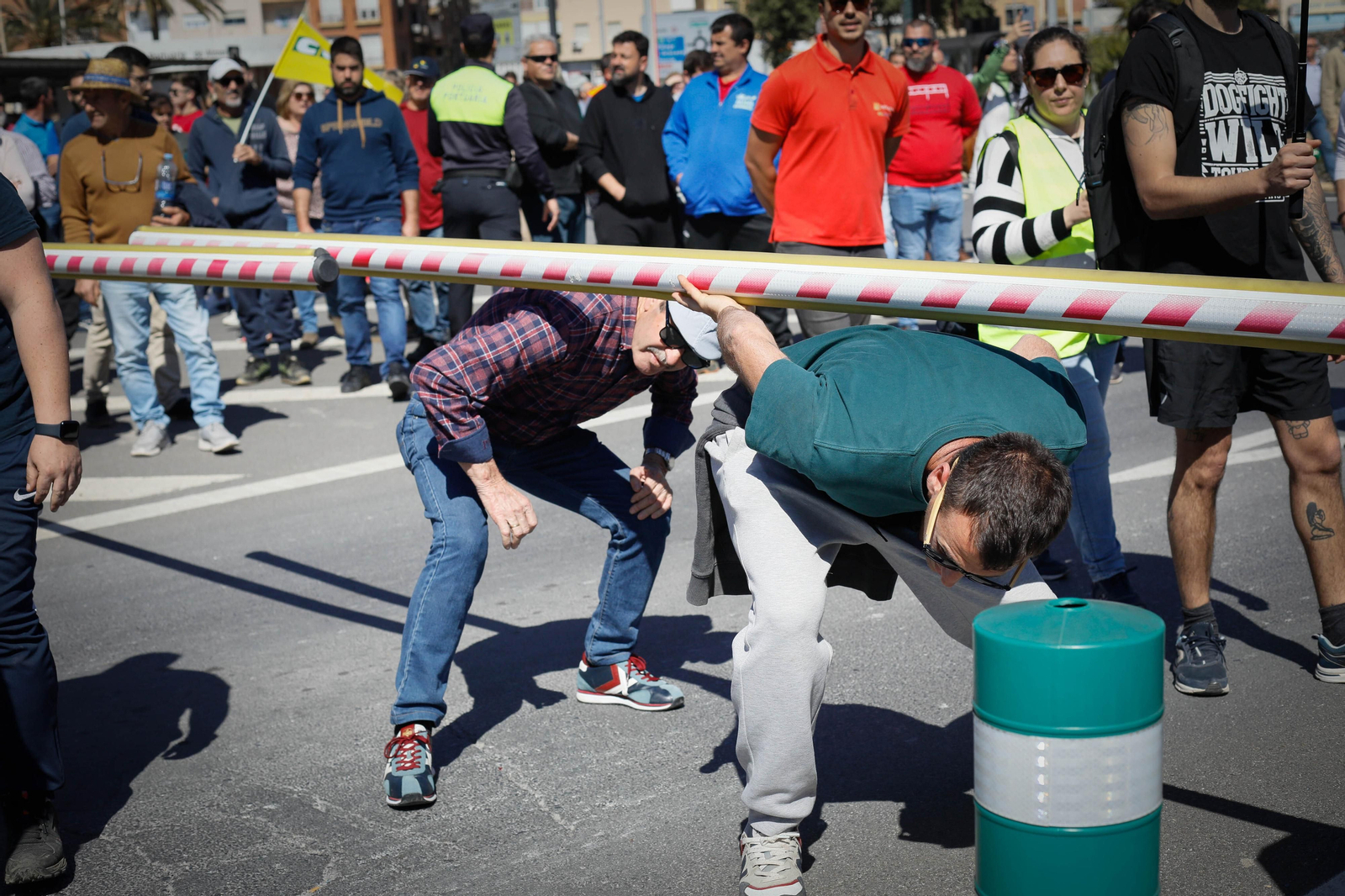 Los agricultores colapsan el puerto de Almería