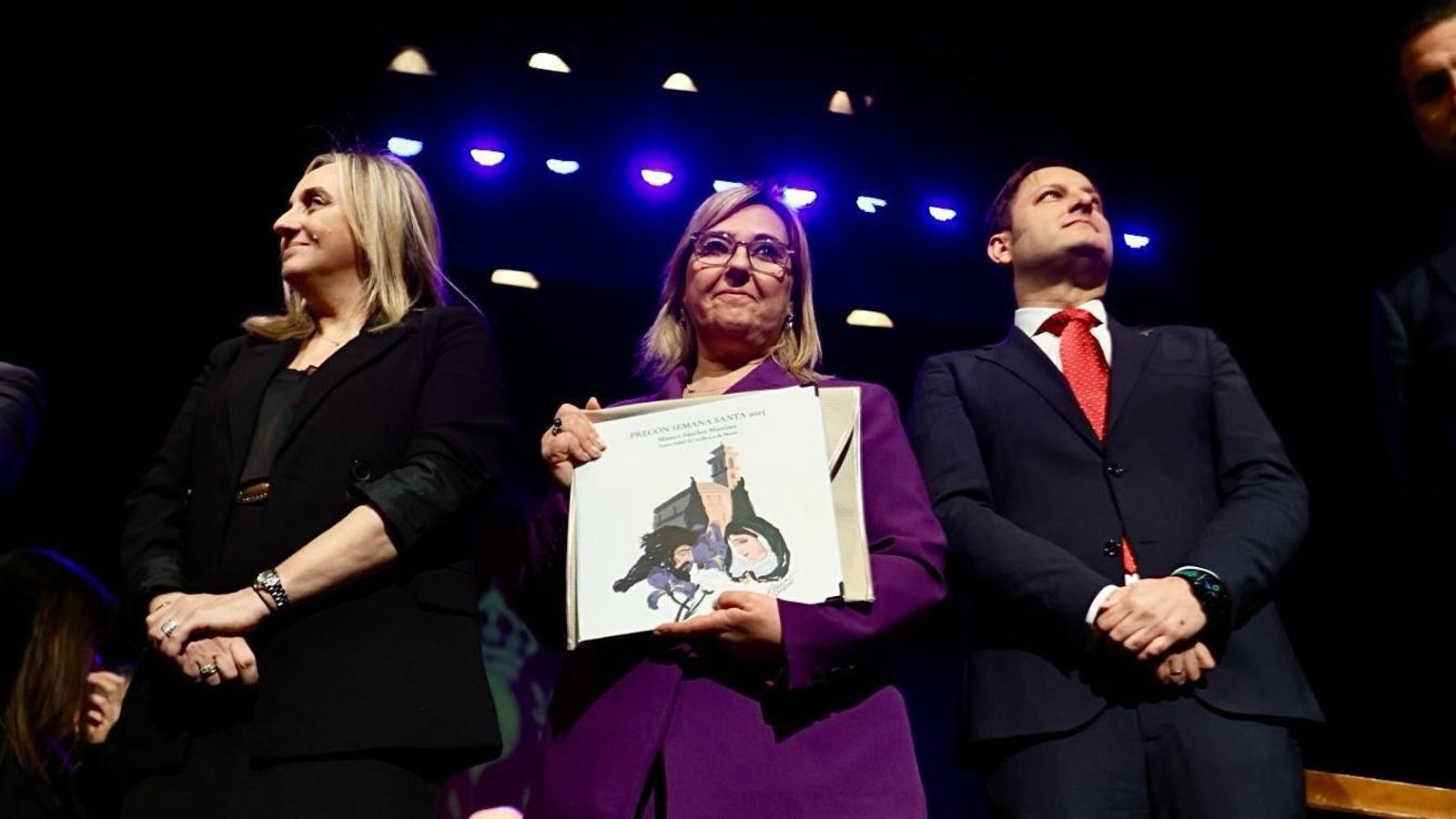 Entrega de las Tapas del Pregón a María del Carmen Sánchez, pregonera de la Semana Santa de Granada 2025