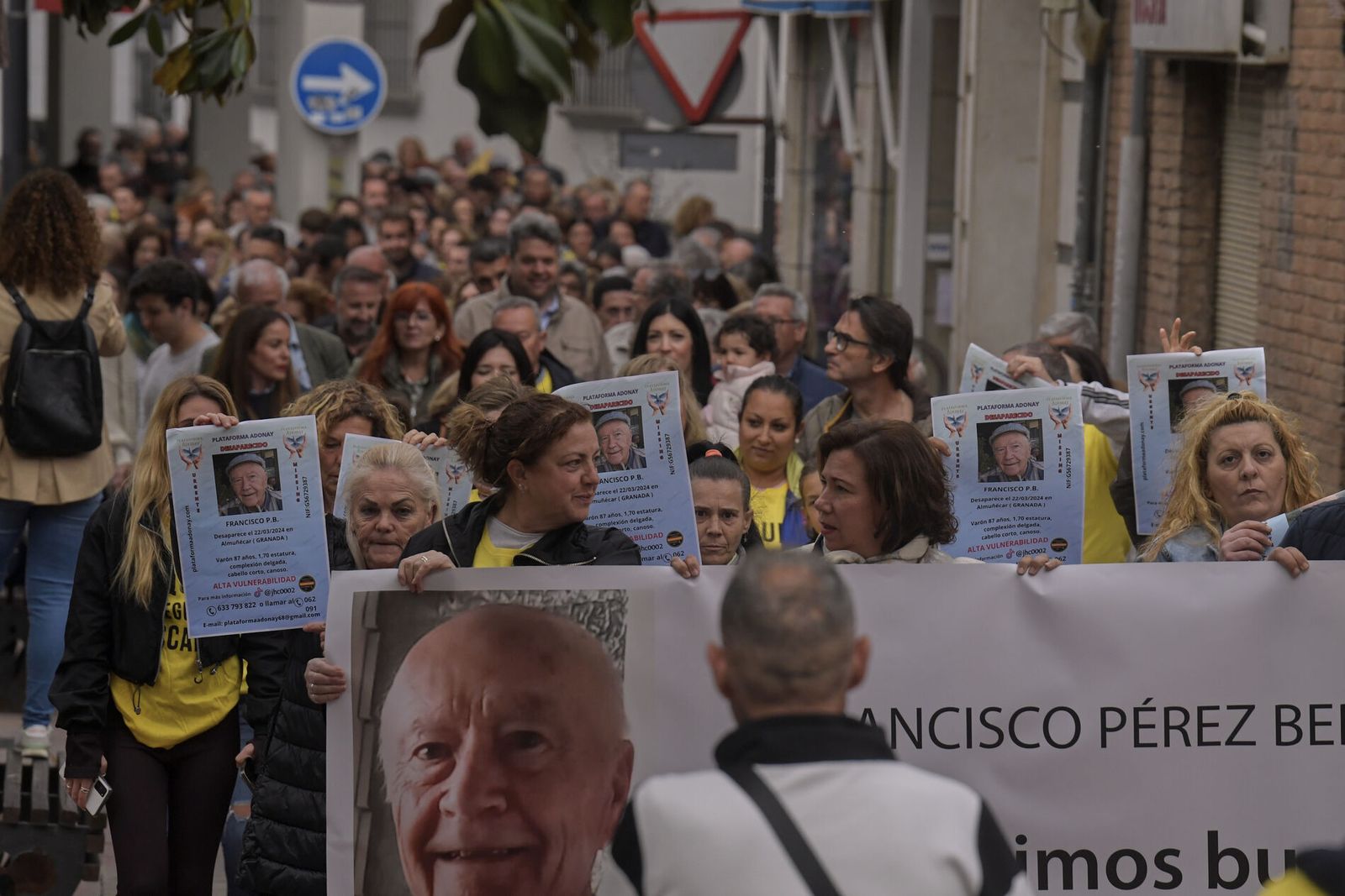 Fotos: Así ha sido la marcha por el mayor desaparecido en la costa de Granada