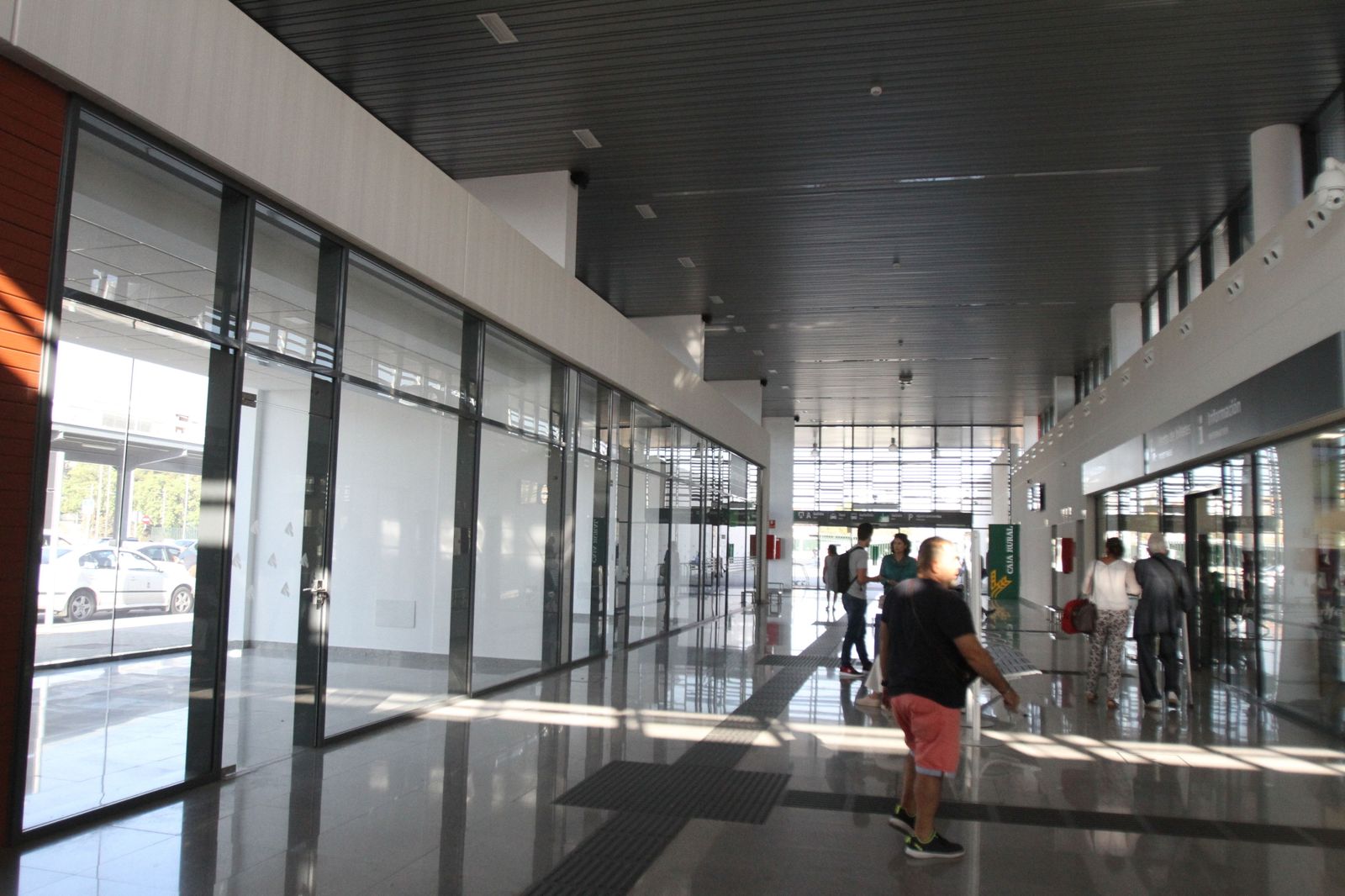 Imagen del interior de la estación de trenes de la capital onubense.