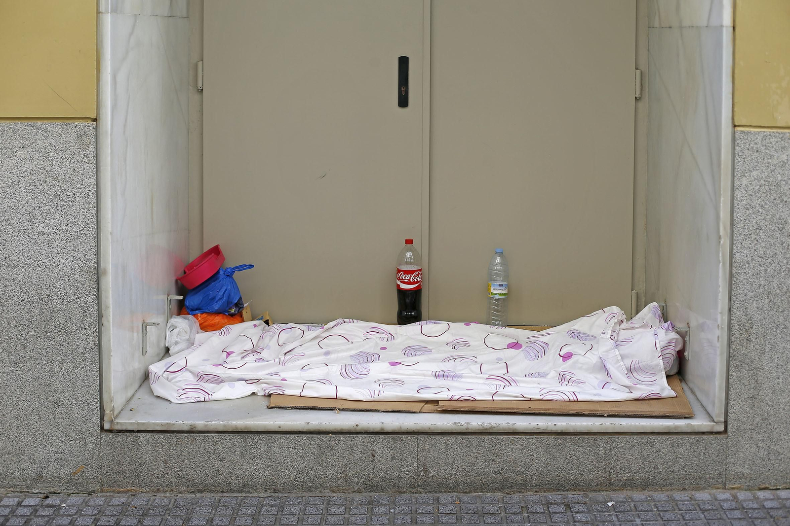 Hueco utilizado para dormir de una persona sin hogar, en una imagen de archivo.