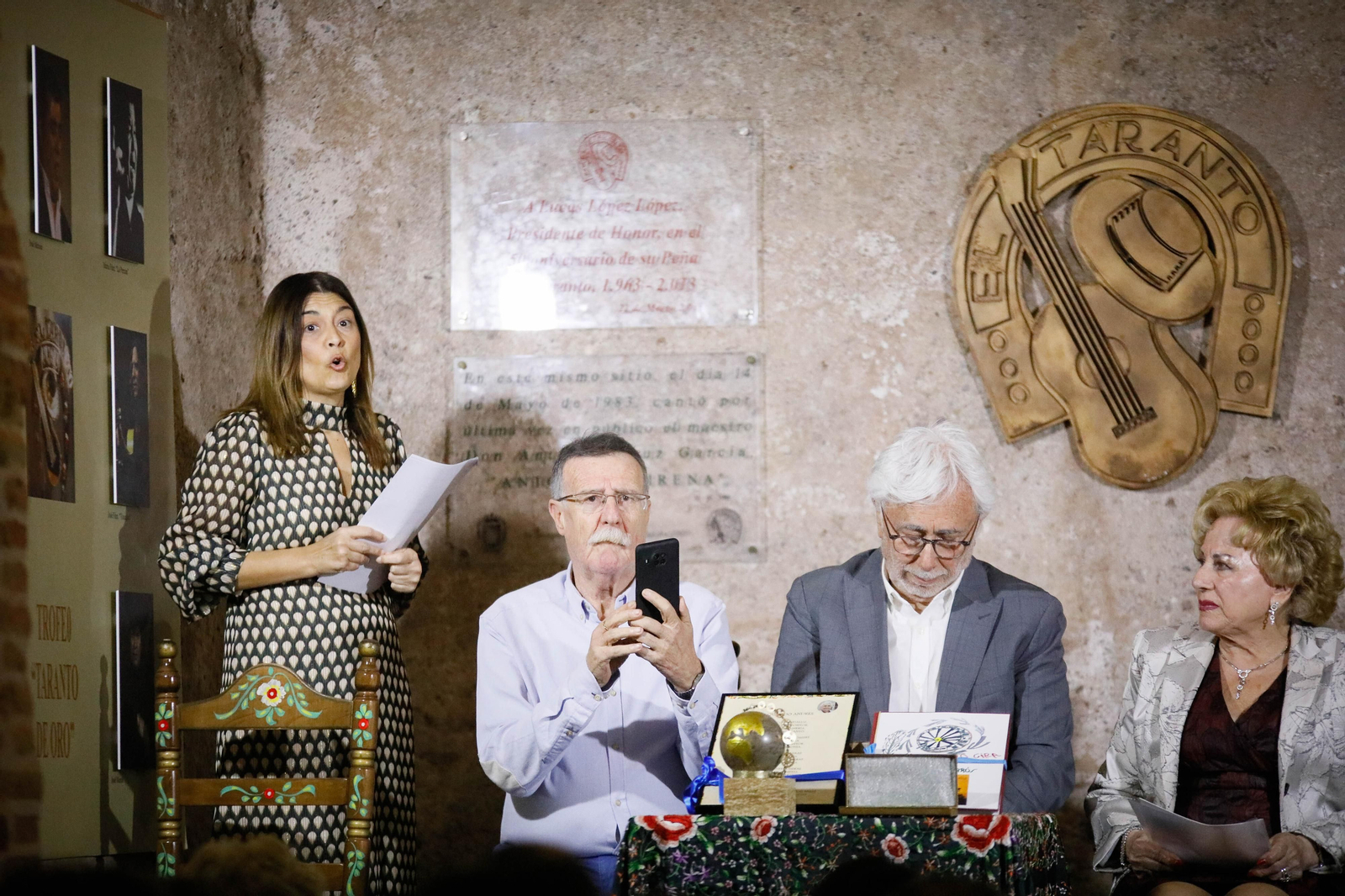 Entrega de Anagrama de Oro y Brillantes de la Ciudad de Almería a Andrés Caparrós en imágeness