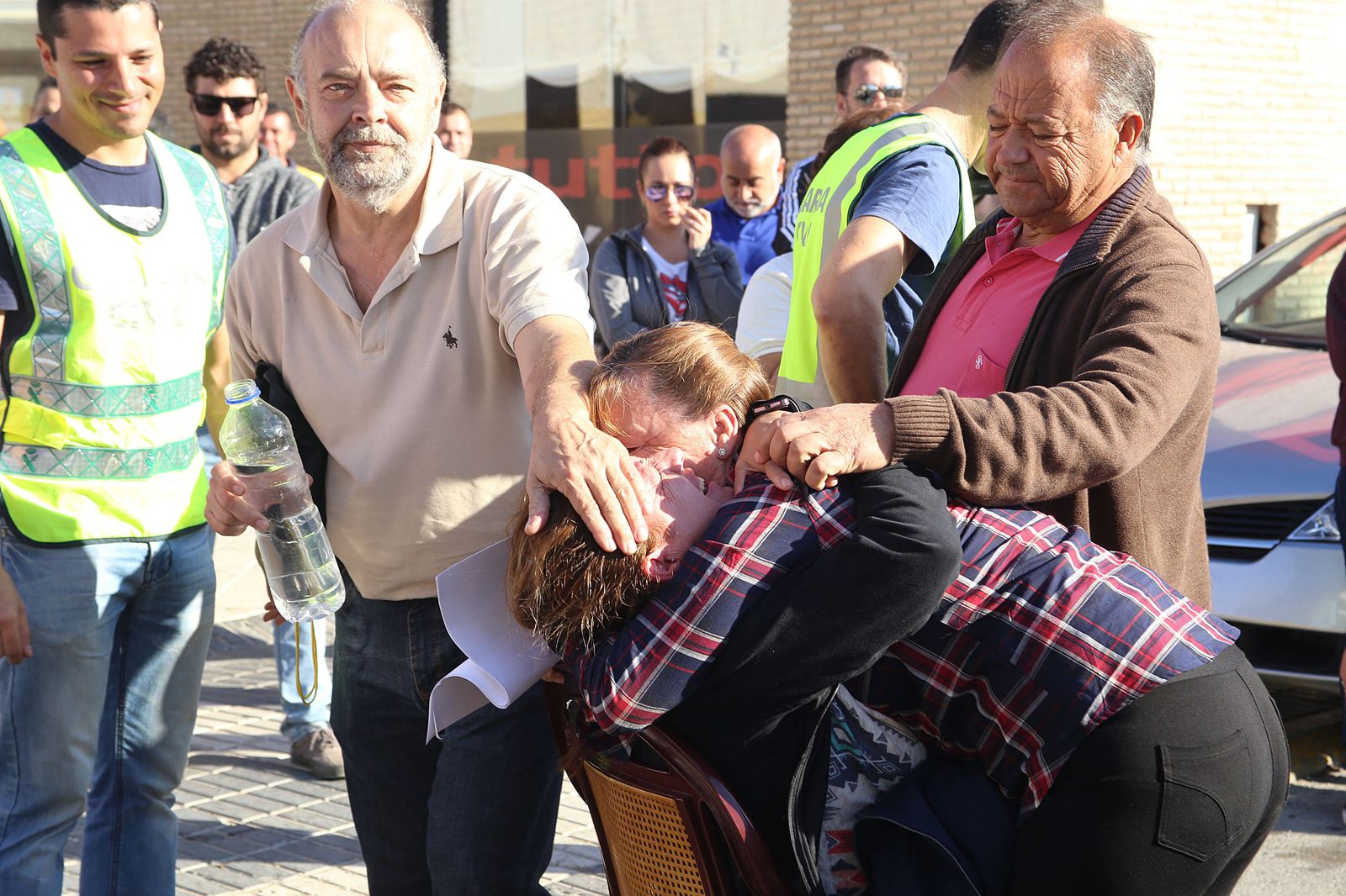 Momento en el que una tía del joven recibe felicitaciones tras conocerse la aparición en buen estado de su sobrino.