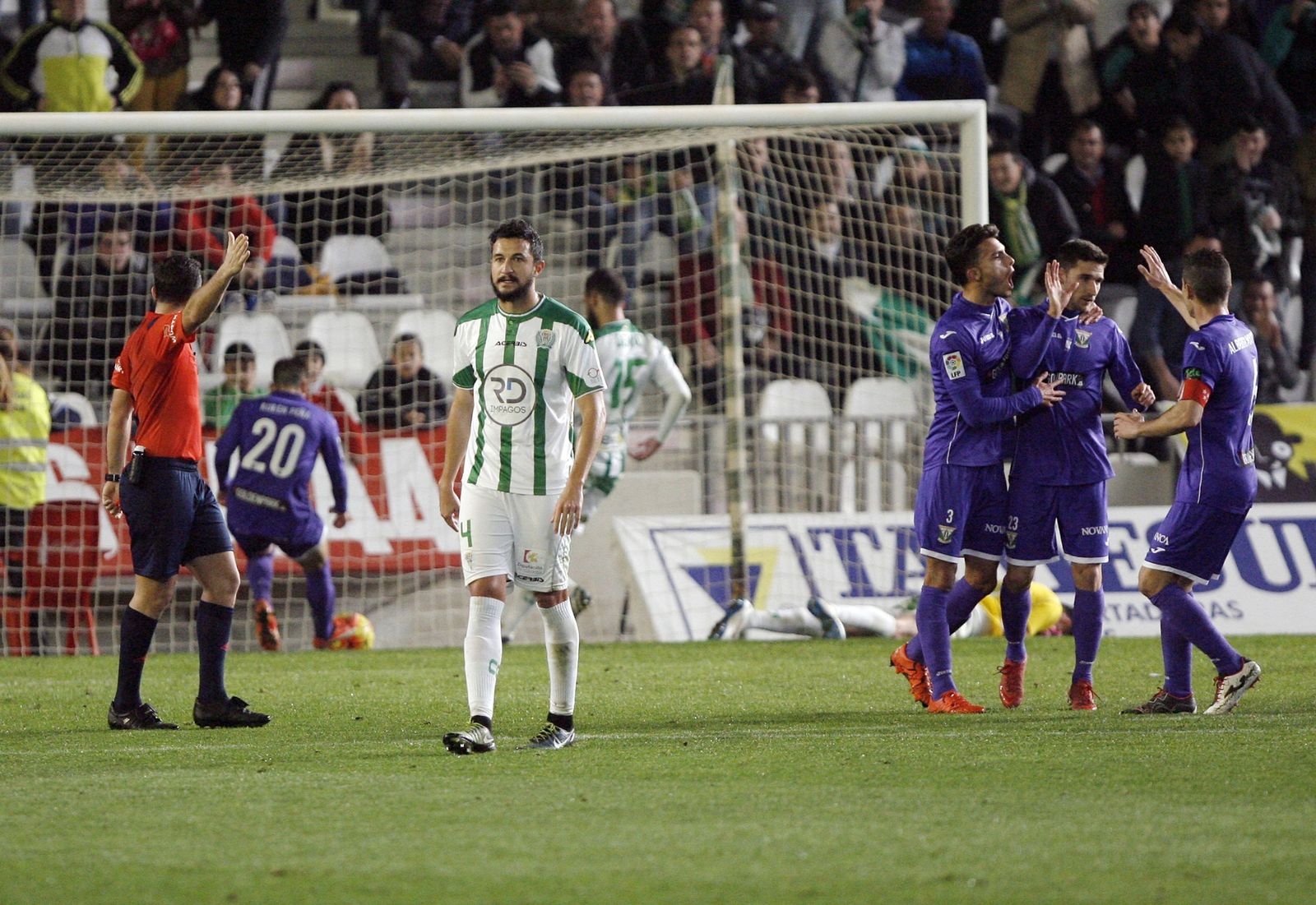 Los jugadores del Leganés celebran su primer gol de su última victoria en El Arcángel.