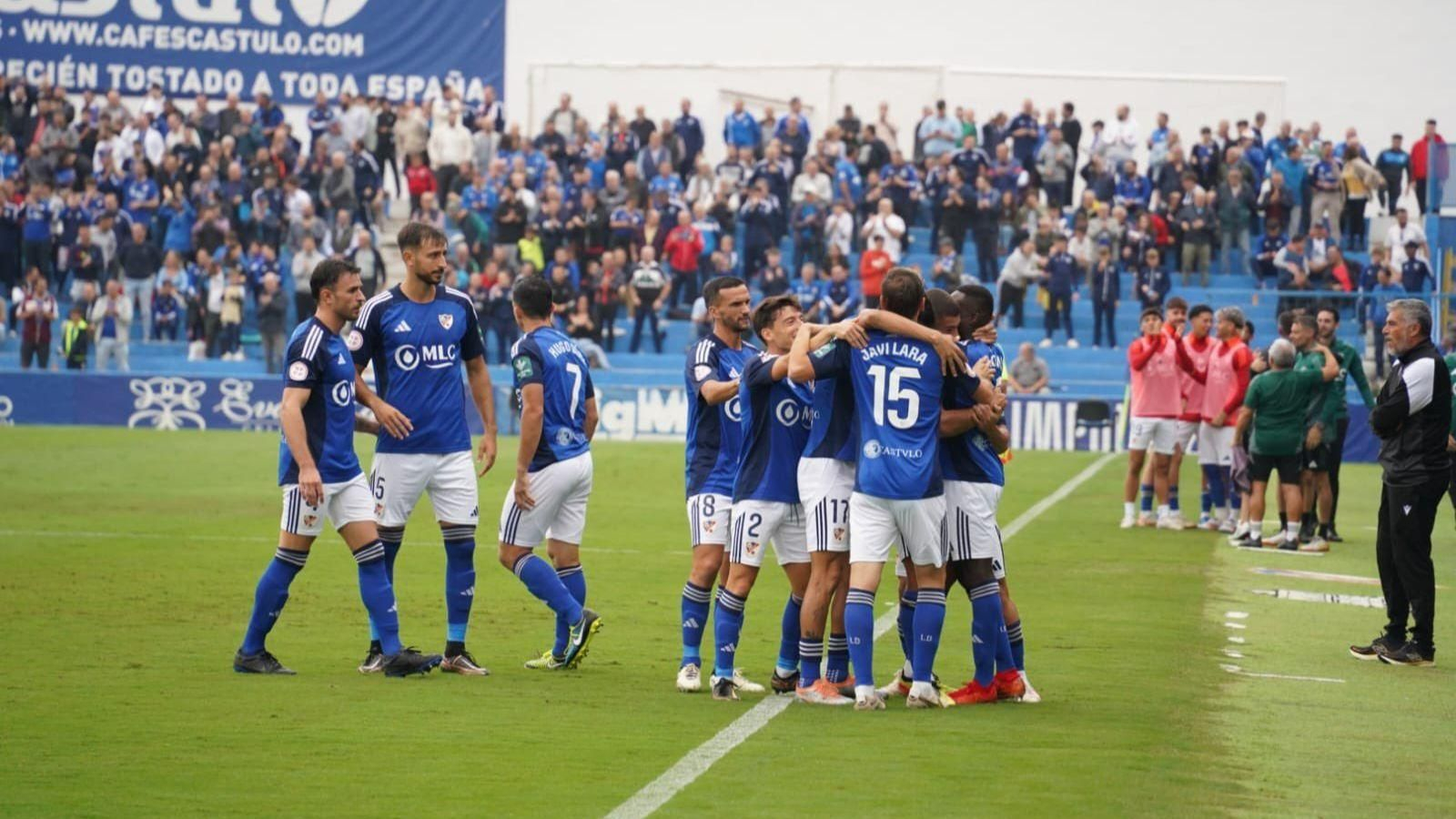 Los jugadores del Linares celebran uno de sus goles al Don Benito el domingo en Linarejos.