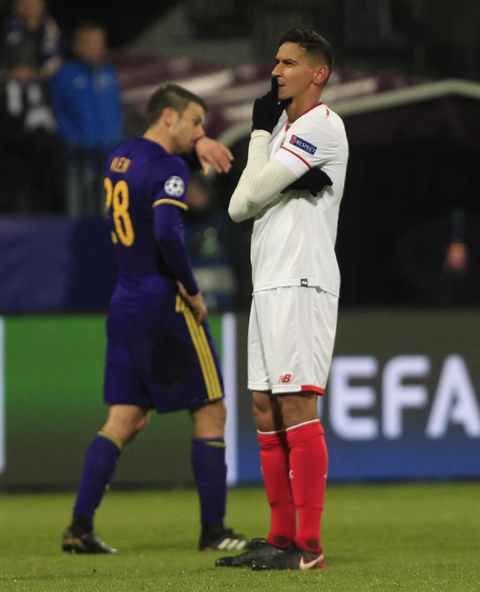 Los futbolistas del Sevilla realizan el habitual corro antes del partido para darse ánimos.