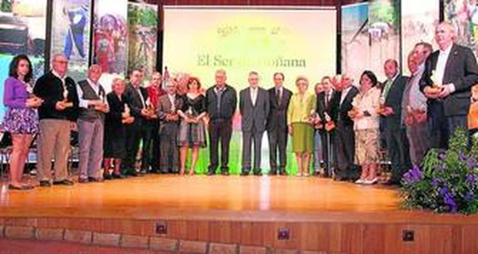 Felipe González, José Antonio Griñán y José Juan Díaz Trillo, en el centro, junto a los premiados.