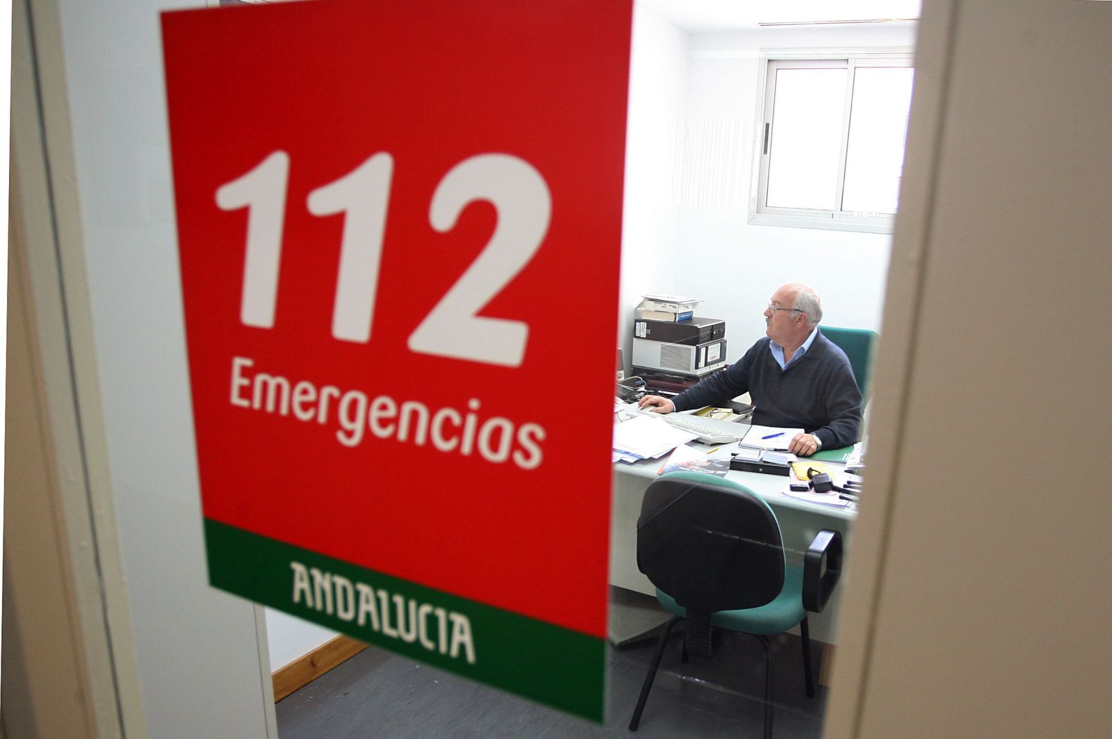 Uno de los trabajadores del 112, en plena actividad.