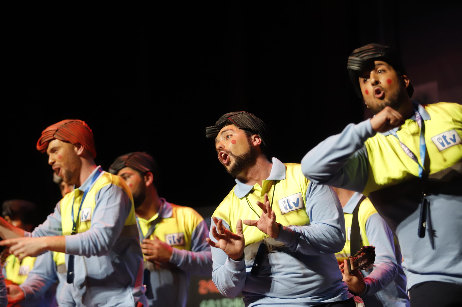 Imágenes de la actuación de la murga de Los Palacios y Villafranca Aquí no pasa ni Dios en el Carnaval Colombino