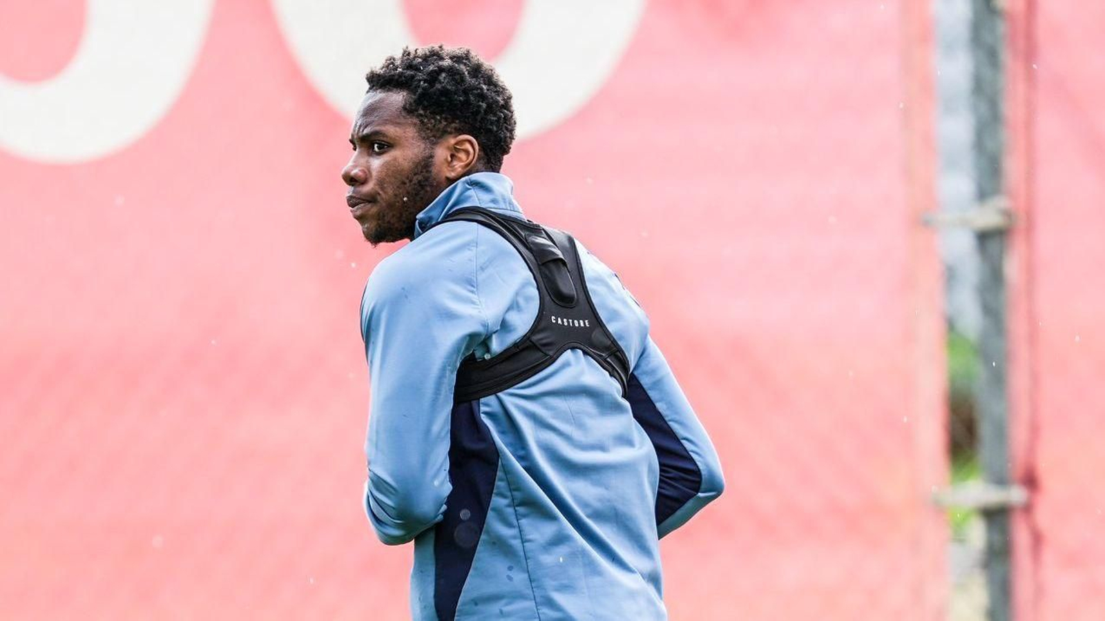 Stanis Idumbo se ejercita sobre el césped de la ciudad deportiva del Sevilla.