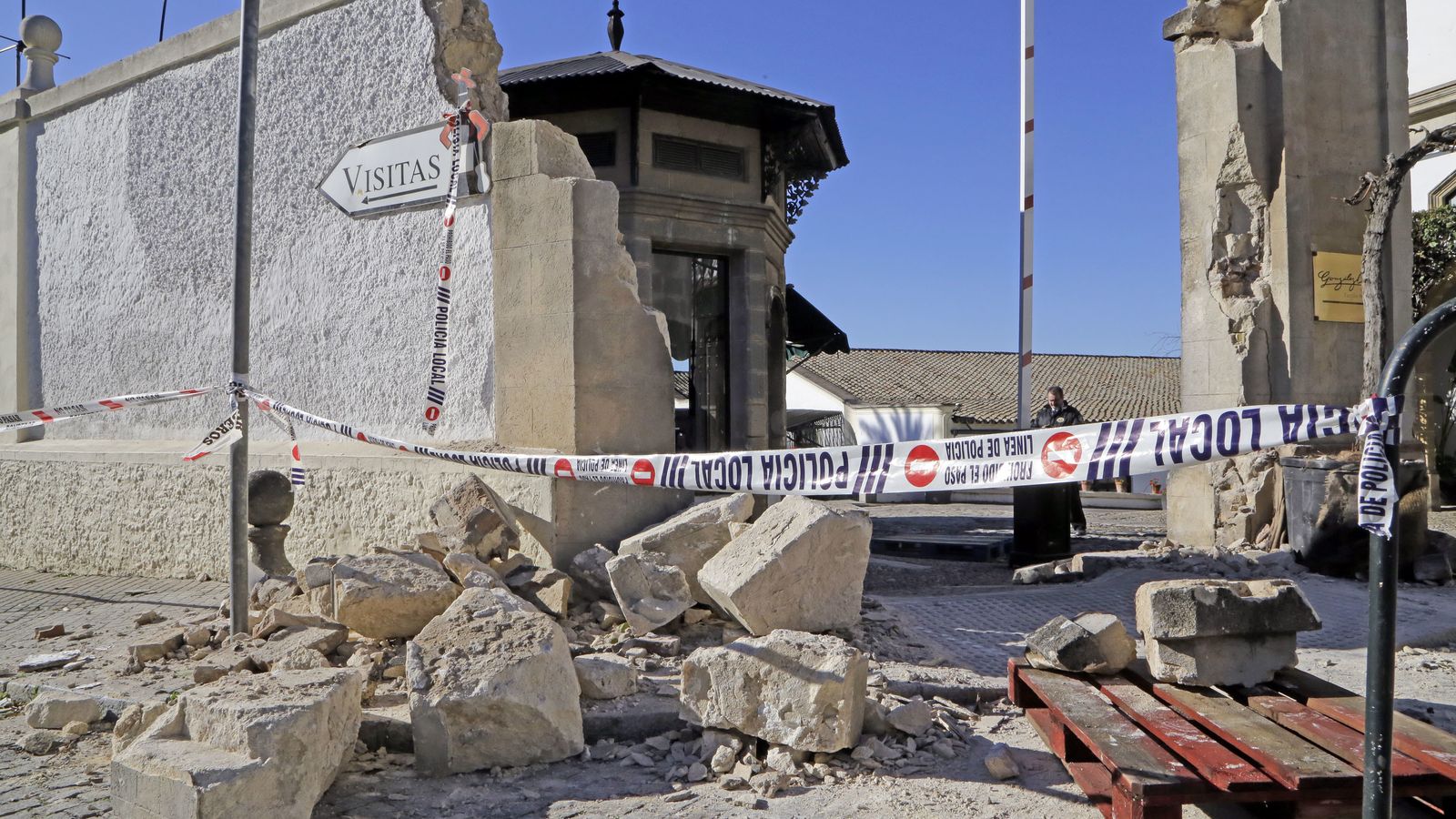 Aspecto del acceso a González Byass tras el choque.