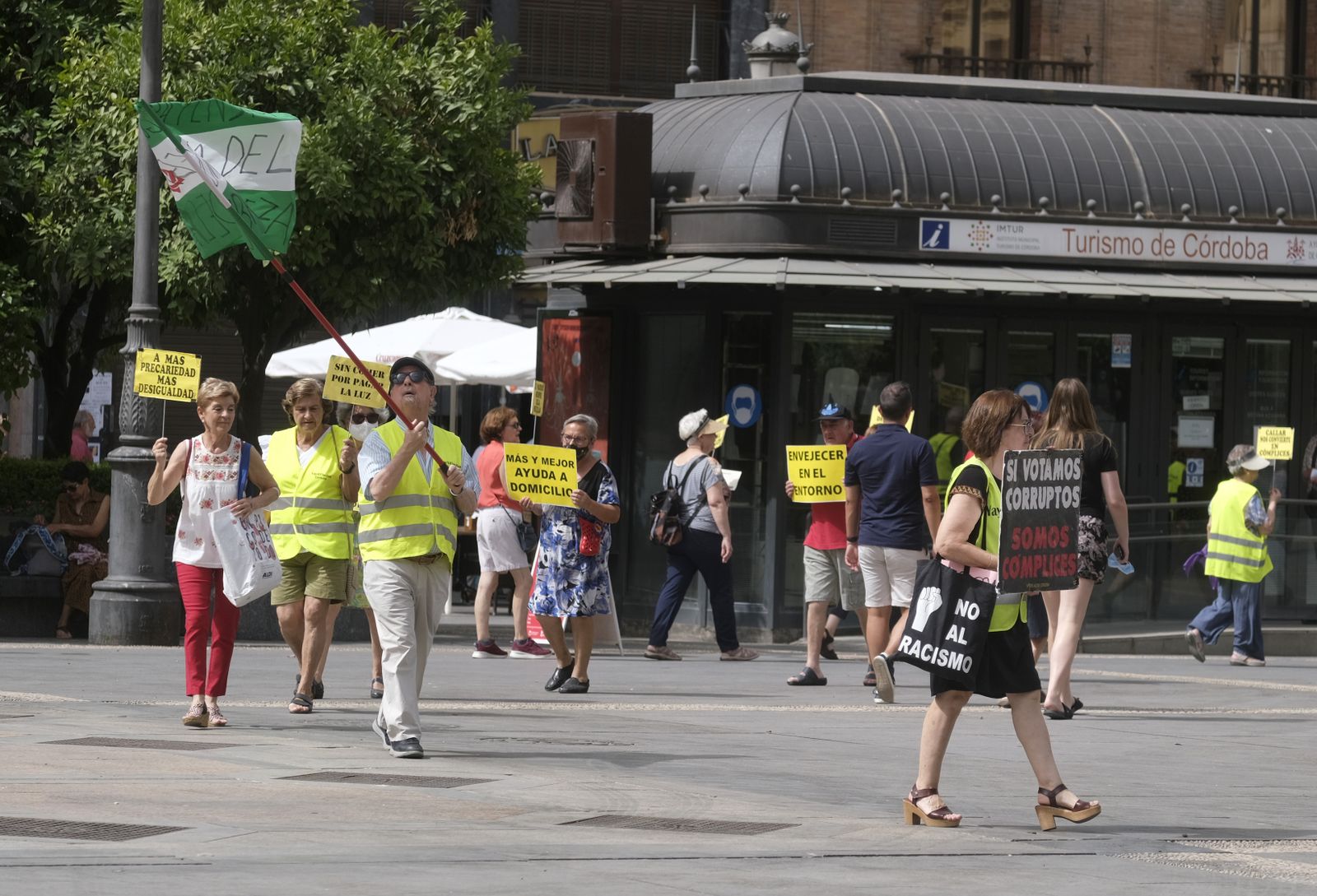 Las fotografías de los yayoflautas en Córdoba: pancartas, chalecos amarillos y nada de flautas