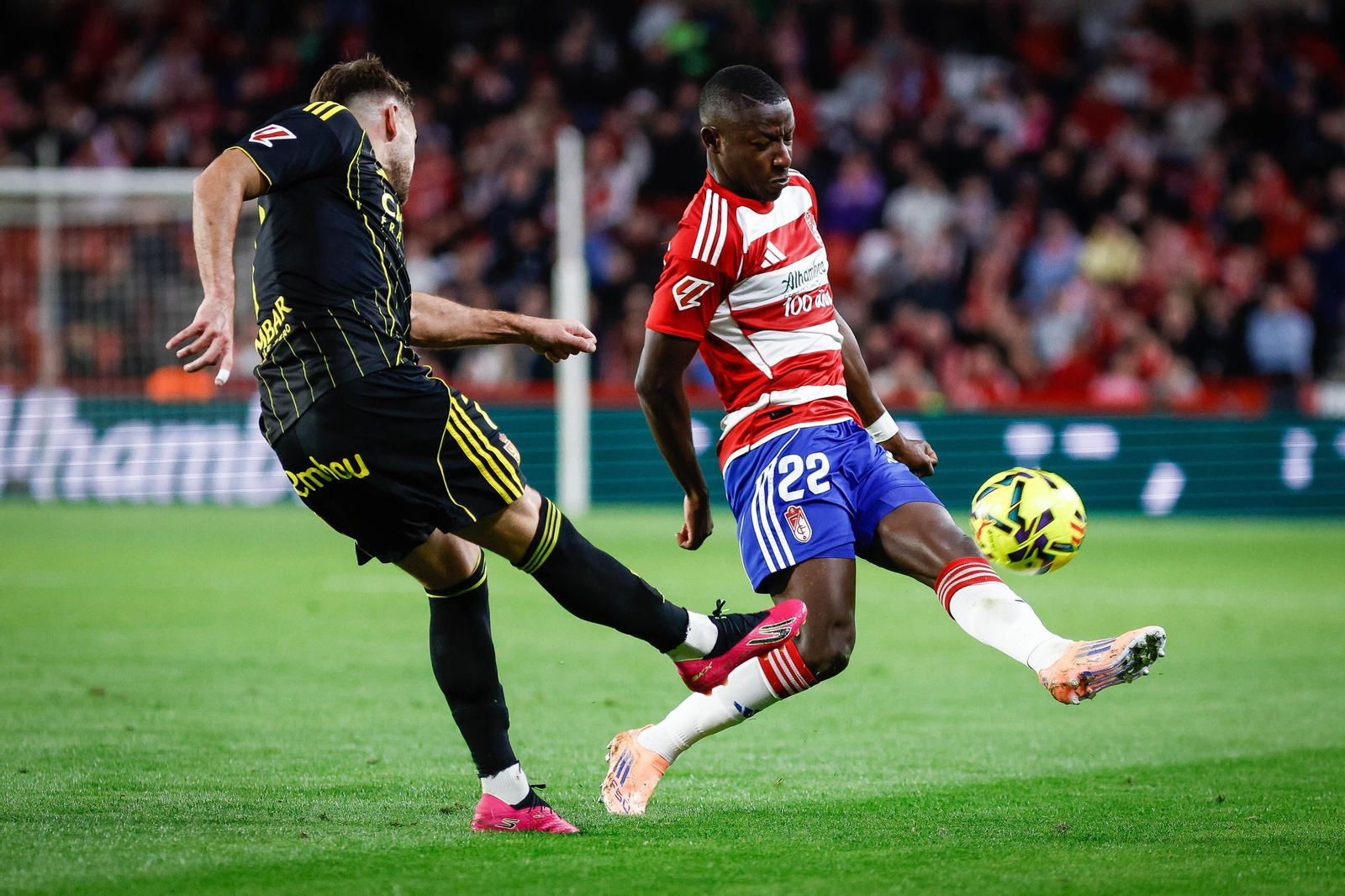 Diallo trata de jugar el balón en el duelo ante el Zaragoza