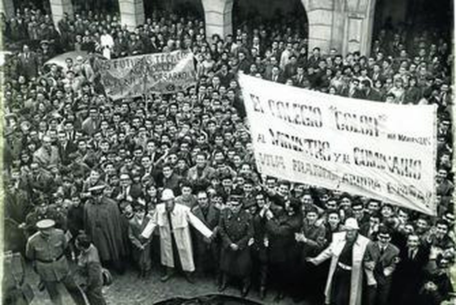1. Manifestación de apoyo al Polo de Promoción Industrial en la Gran Vía el día de su presentación 2. Explanada de rellenos desde Colón, antes de la instalación de las industrias. 3. Bazar Mascarós, en 1902. 4. Los primeros supermercados 5. El Barato, uno de los comercios clásicos de la ciudad.  6. La pesca en la playa de Mazagón, mujeres trabajan para acercar las redes a la orilla. 7. Secadero de redes en la antigua Pescadería.  8. Descargando sacos de almejas. 9. En los saladeros seleccionado el marisco para su distribución.