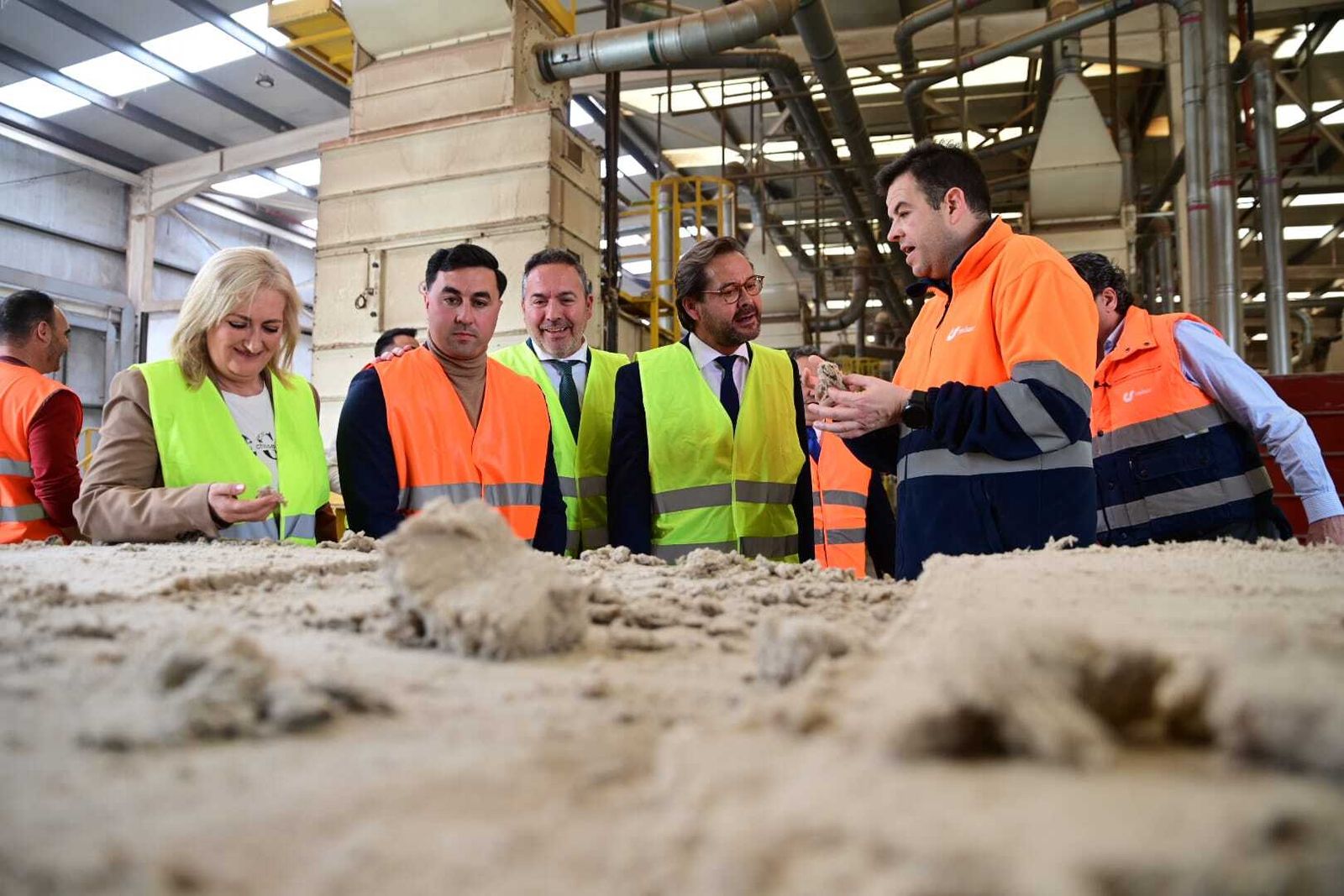 El delegado del Gobierno, Antonio Granados, junto al delegado de Economía, Hacienda y Fondos Europeos, Gumersindo Fernández, visitan la empresa Cotton South S.L. en Fonelas