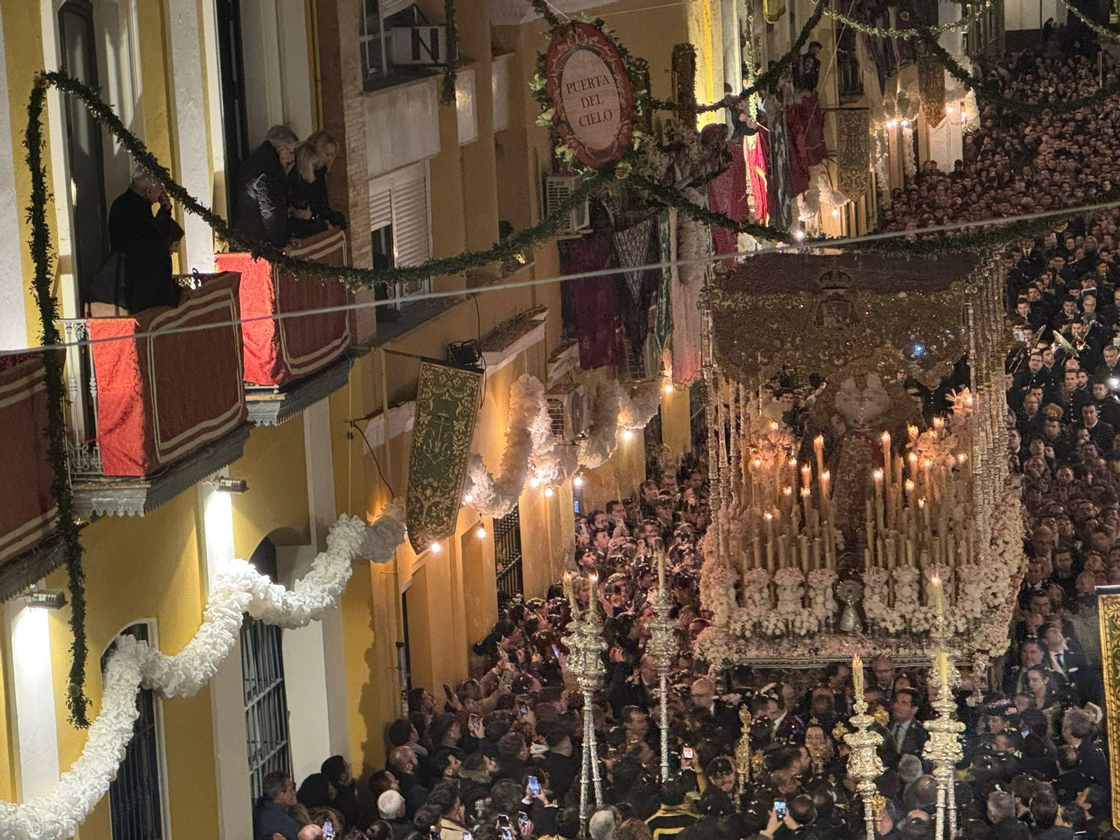 El regreso de la Macarena por la calle Parras