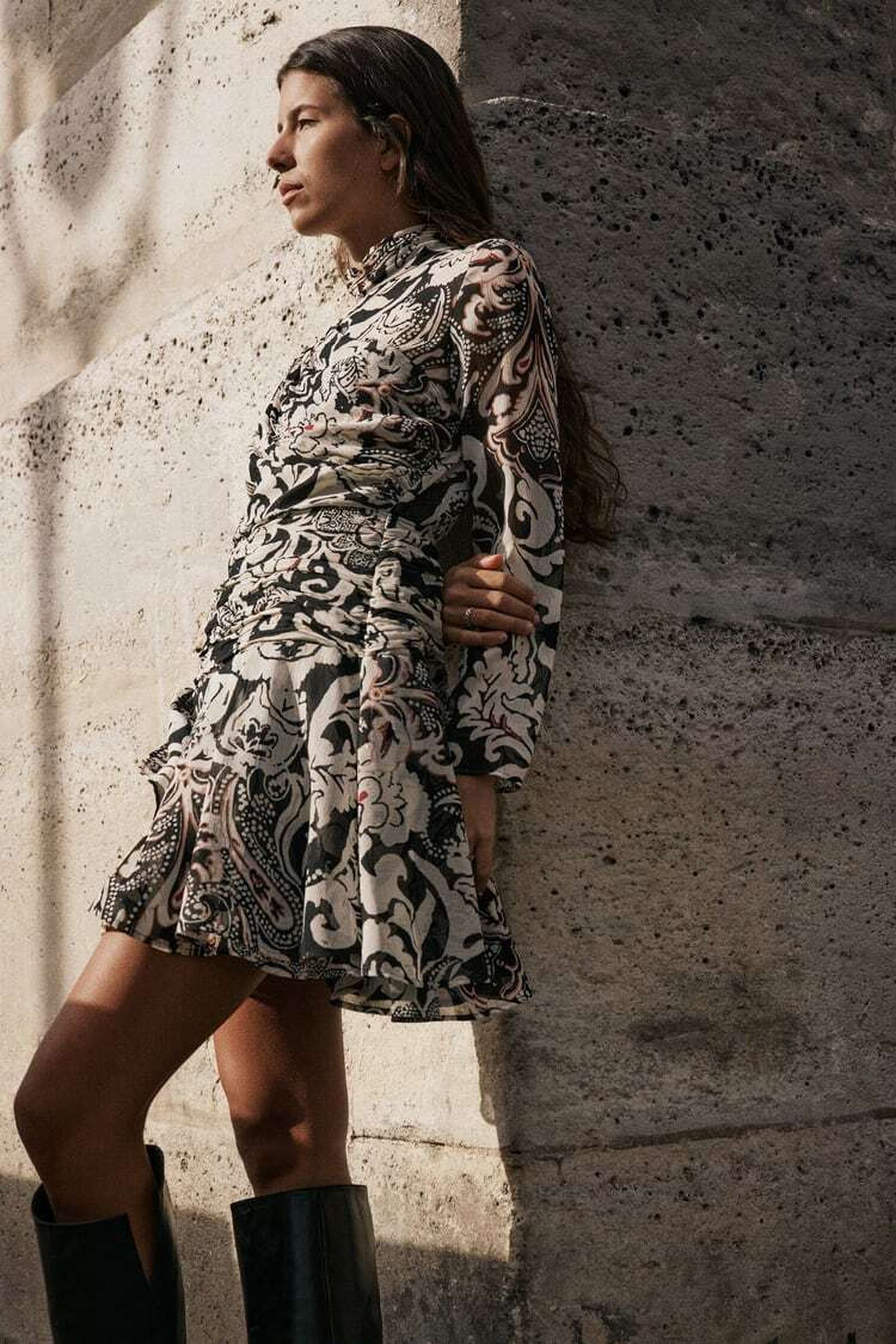 Vestido corto estampado de Zara